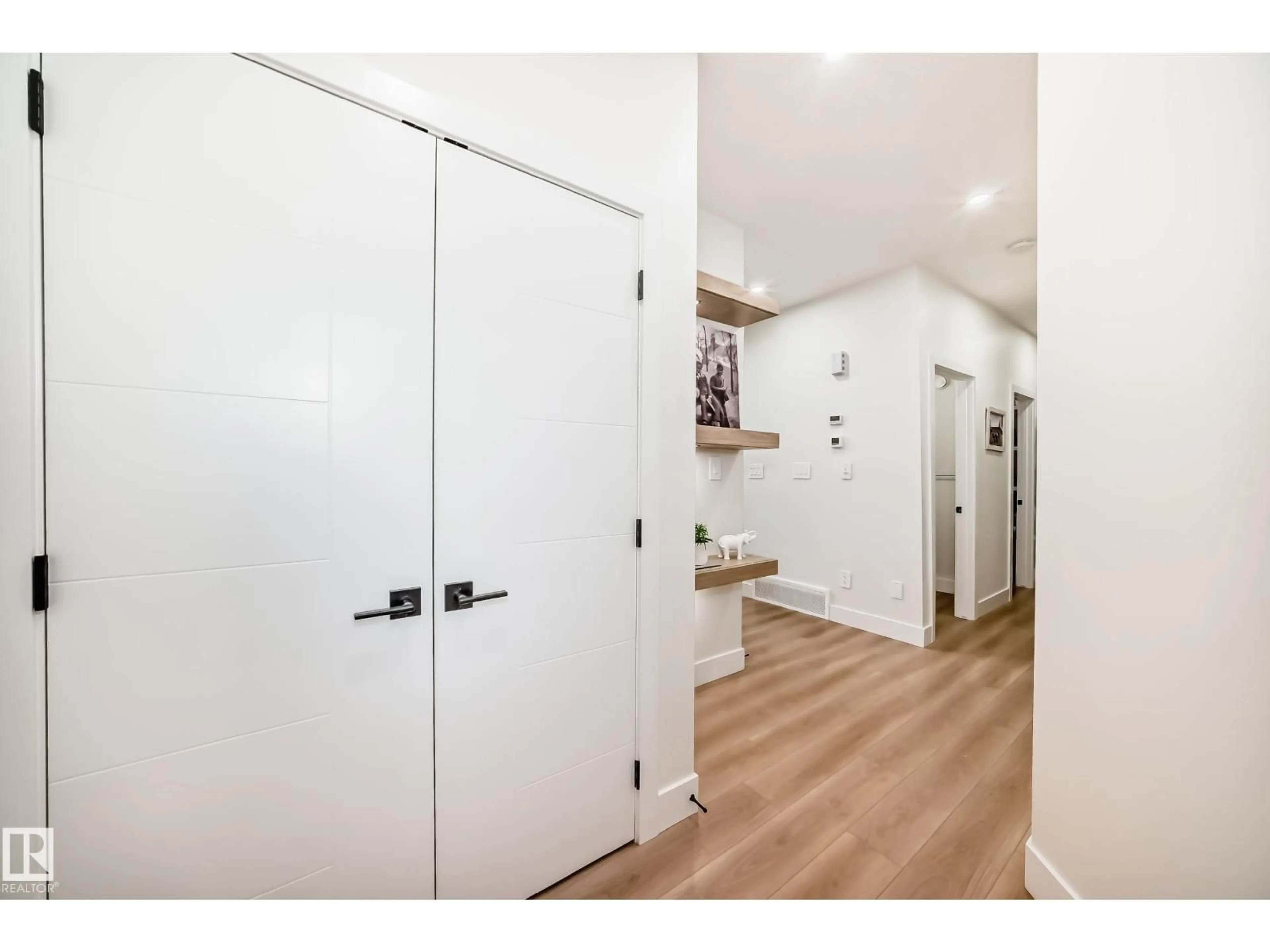 Indoor entryway for 14 EDGEFIELD WY, St. Albert Alberta T8N8A1