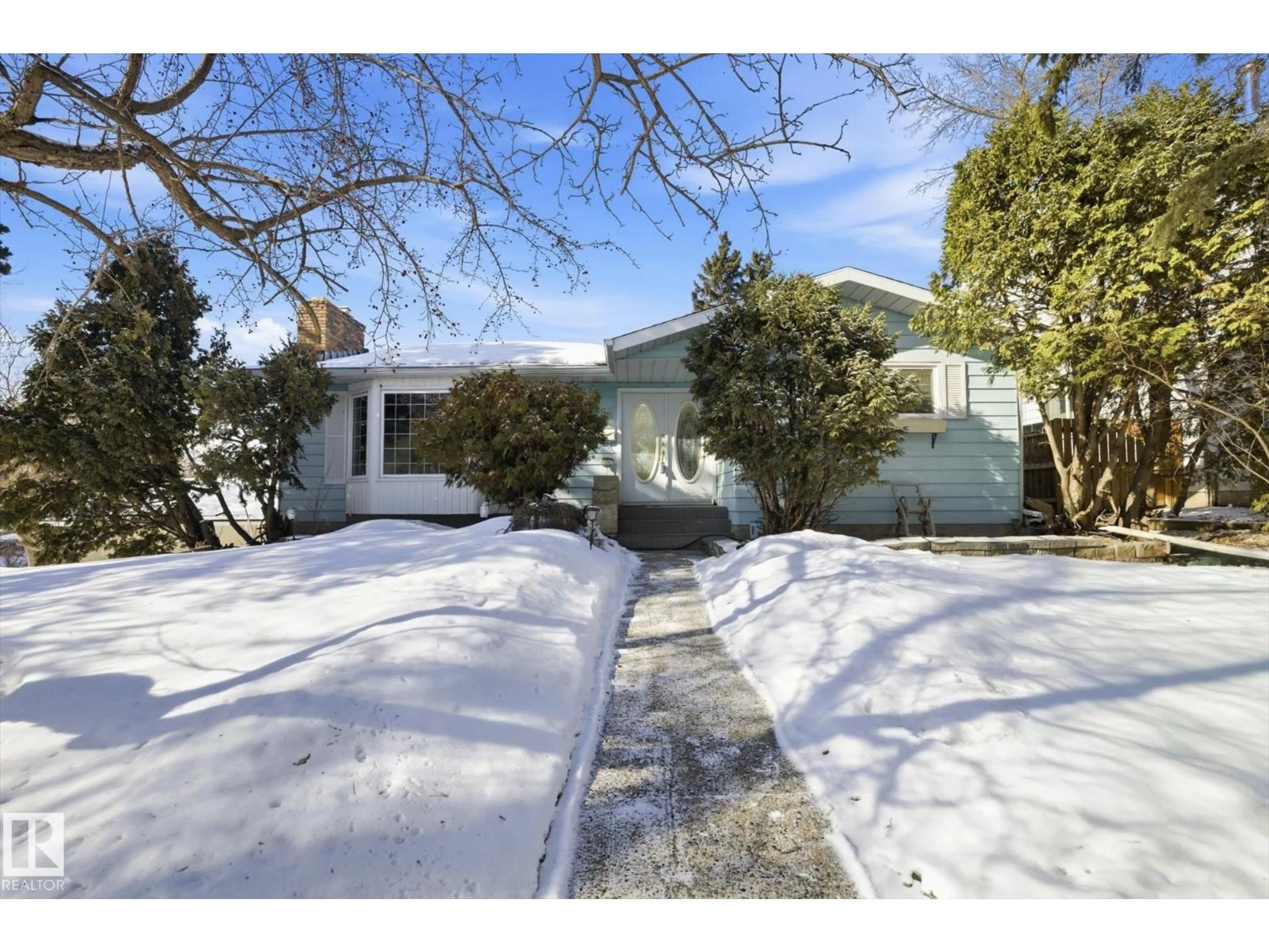 A pic from outside/outdoor area/front of a property/back of a property/a pic from drone, street for 83 BELLEVUE CR, St. Albert Alberta T8N0A5