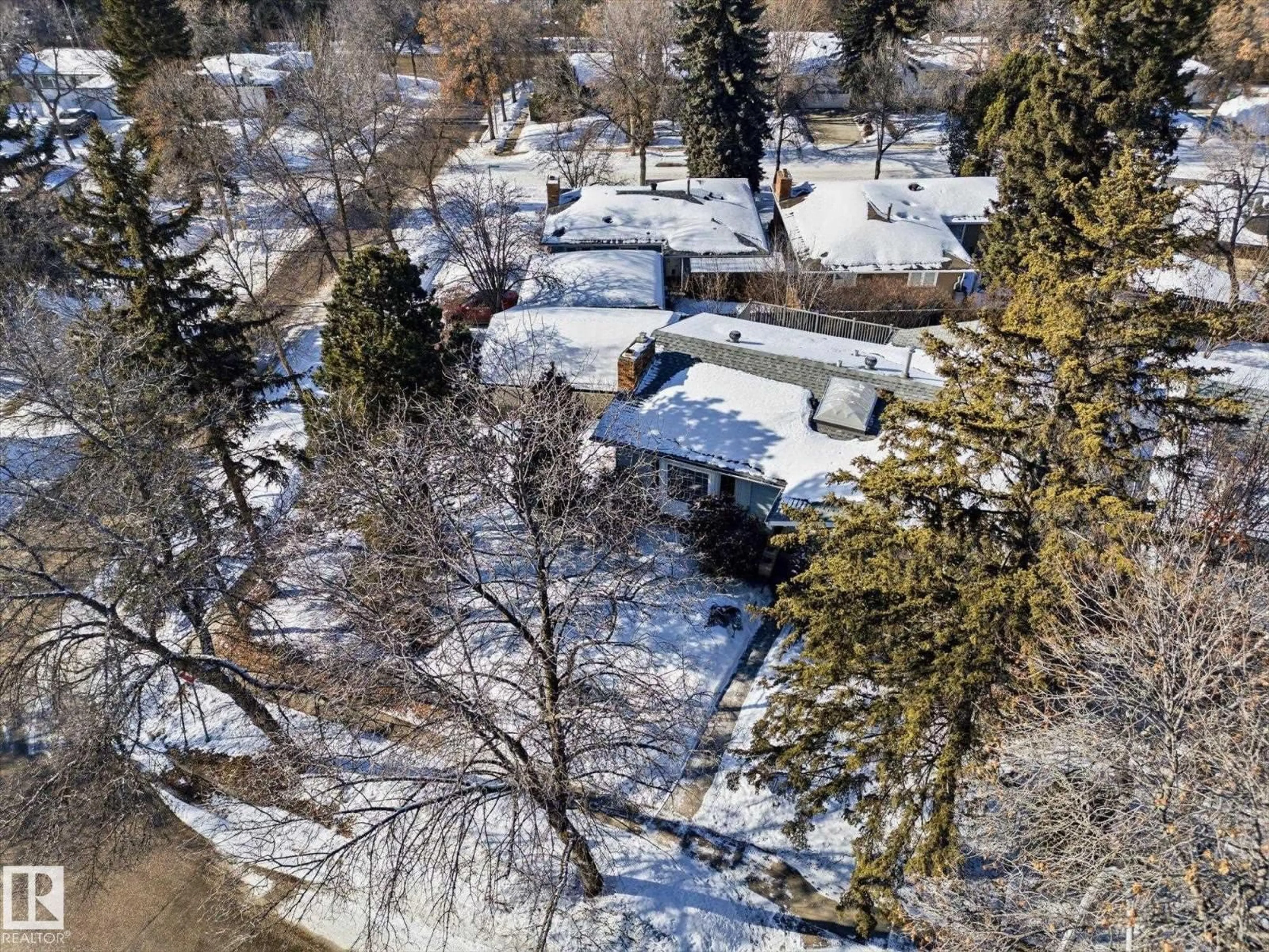 A pic from outside/outdoor area/front of a property/back of a property/a pic from drone, street for 83 BELLEVUE CR, St. Albert Alberta T8N0A5