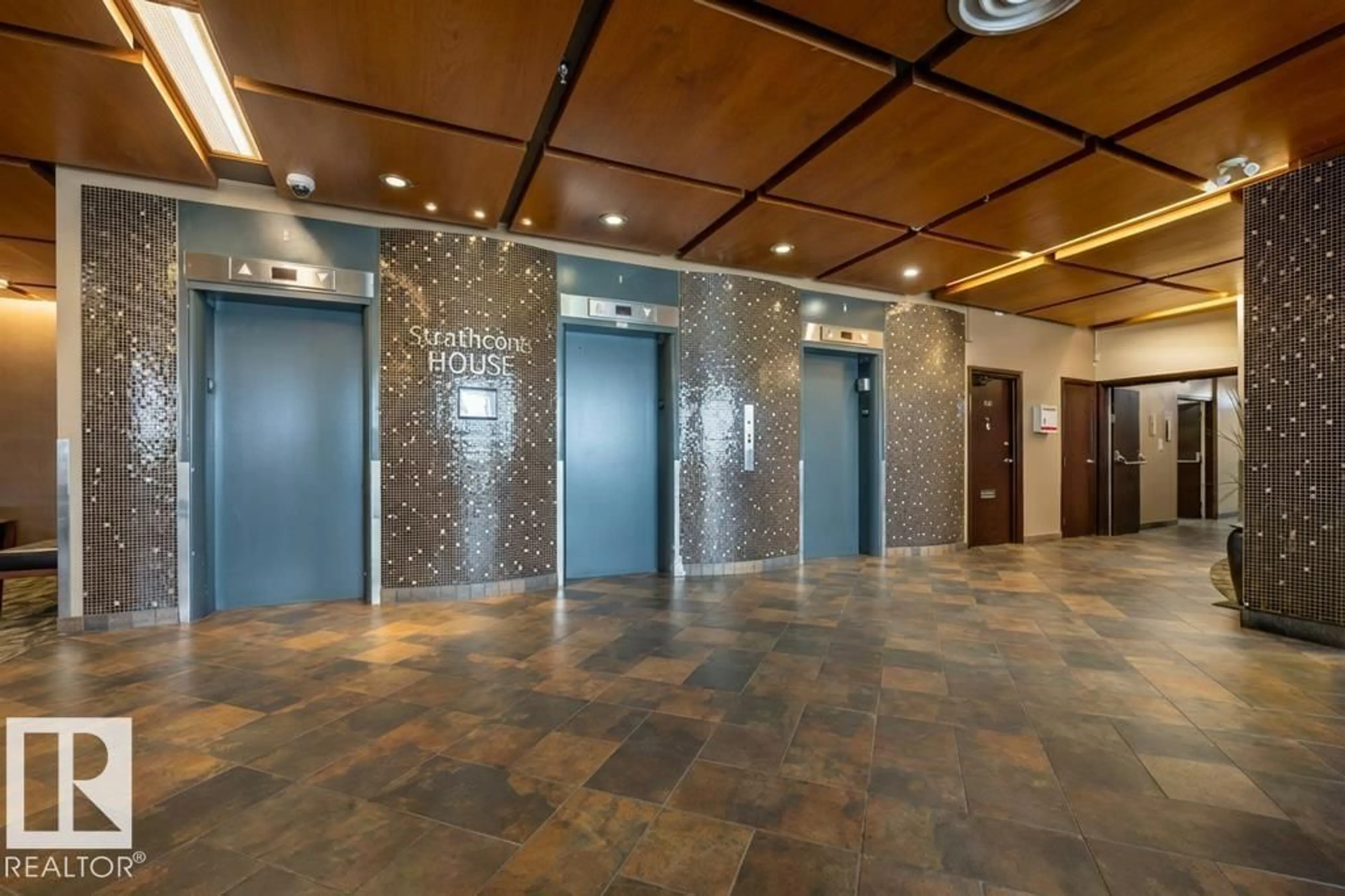 Indoor foyer for 1401 SASKATCHEWAN DR, Edmonton Alberta T6E4S6