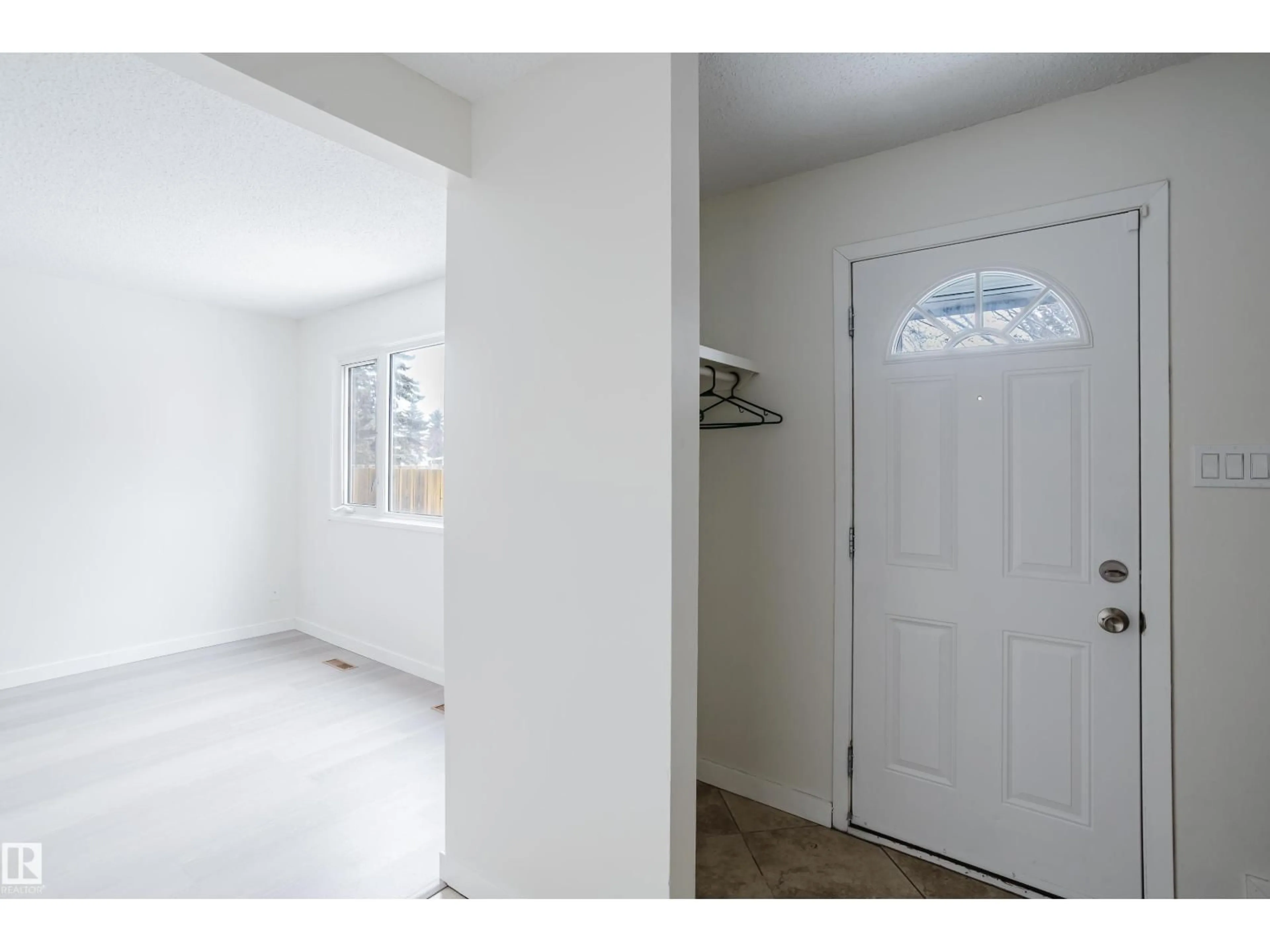 Indoor entryway for 4 BELMEAD GARDENS GD, Edmonton Alberta T5T1J1