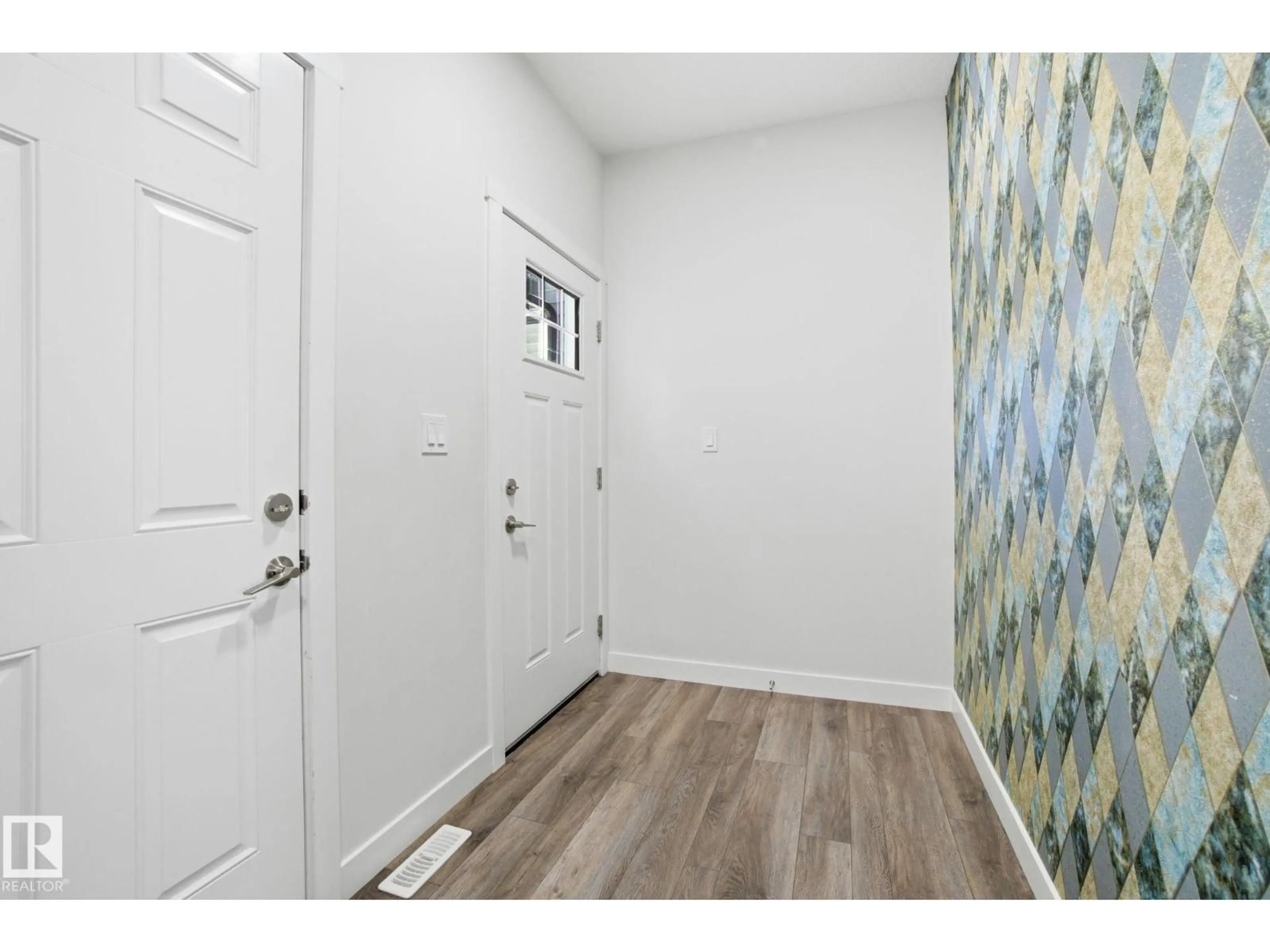 Indoor entryway for NW - 19732 28 AV, Edmonton Alberta T6M1N1