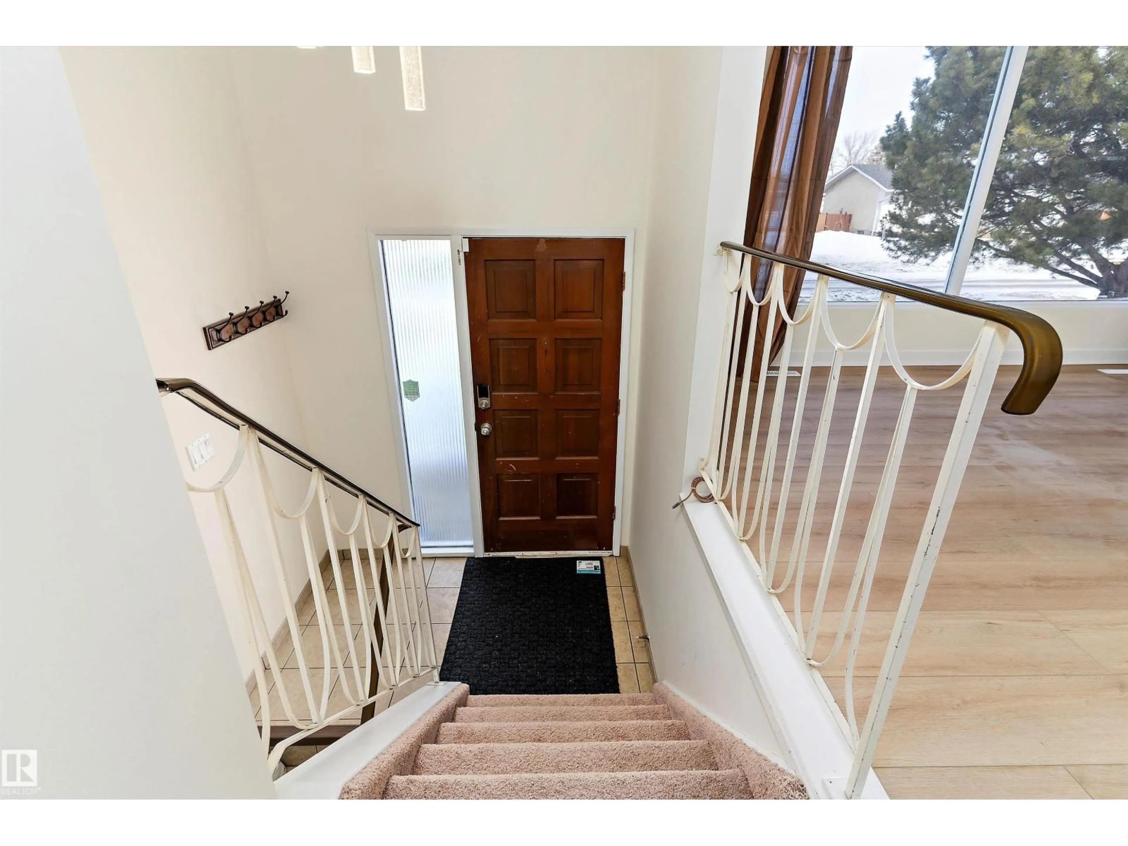 Indoor foyer for 10951 35A AV, Edmonton Alberta T6J0A2