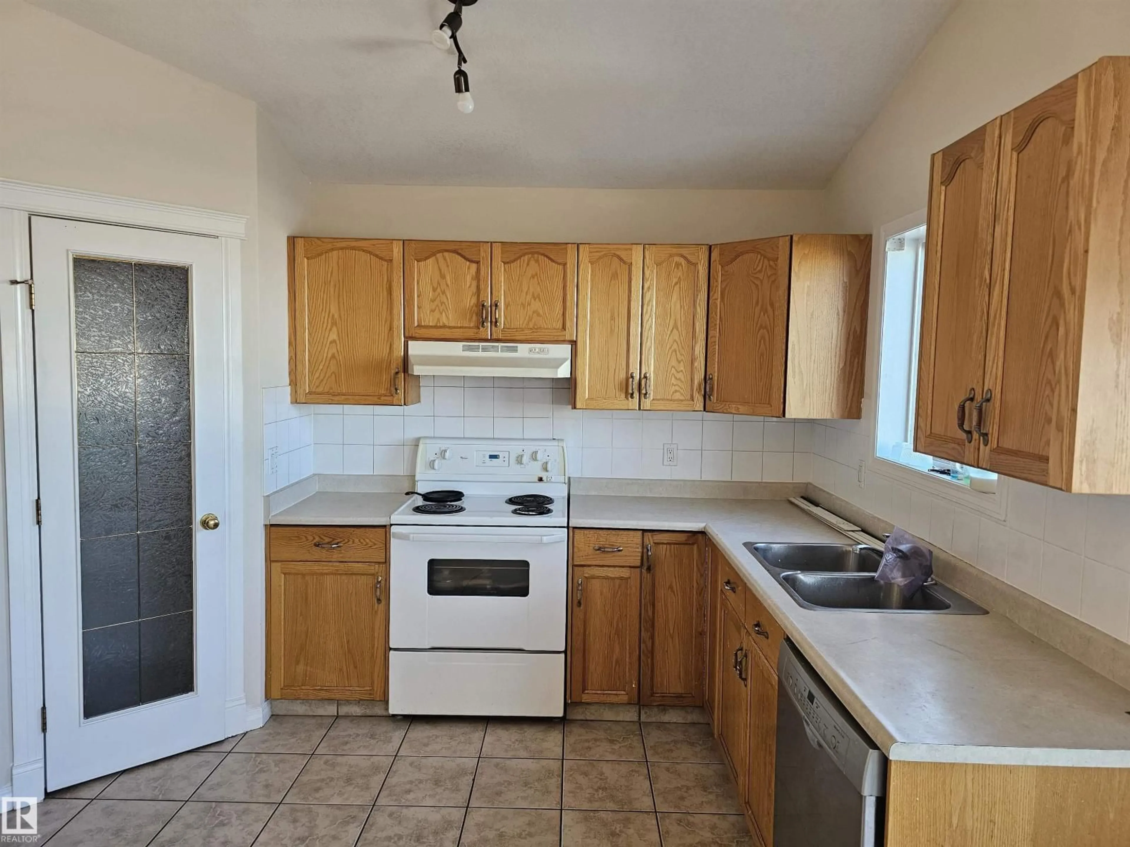 Standard kitchen, unknown for 6752 166 AV, Edmonton Alberta T5Z3T2