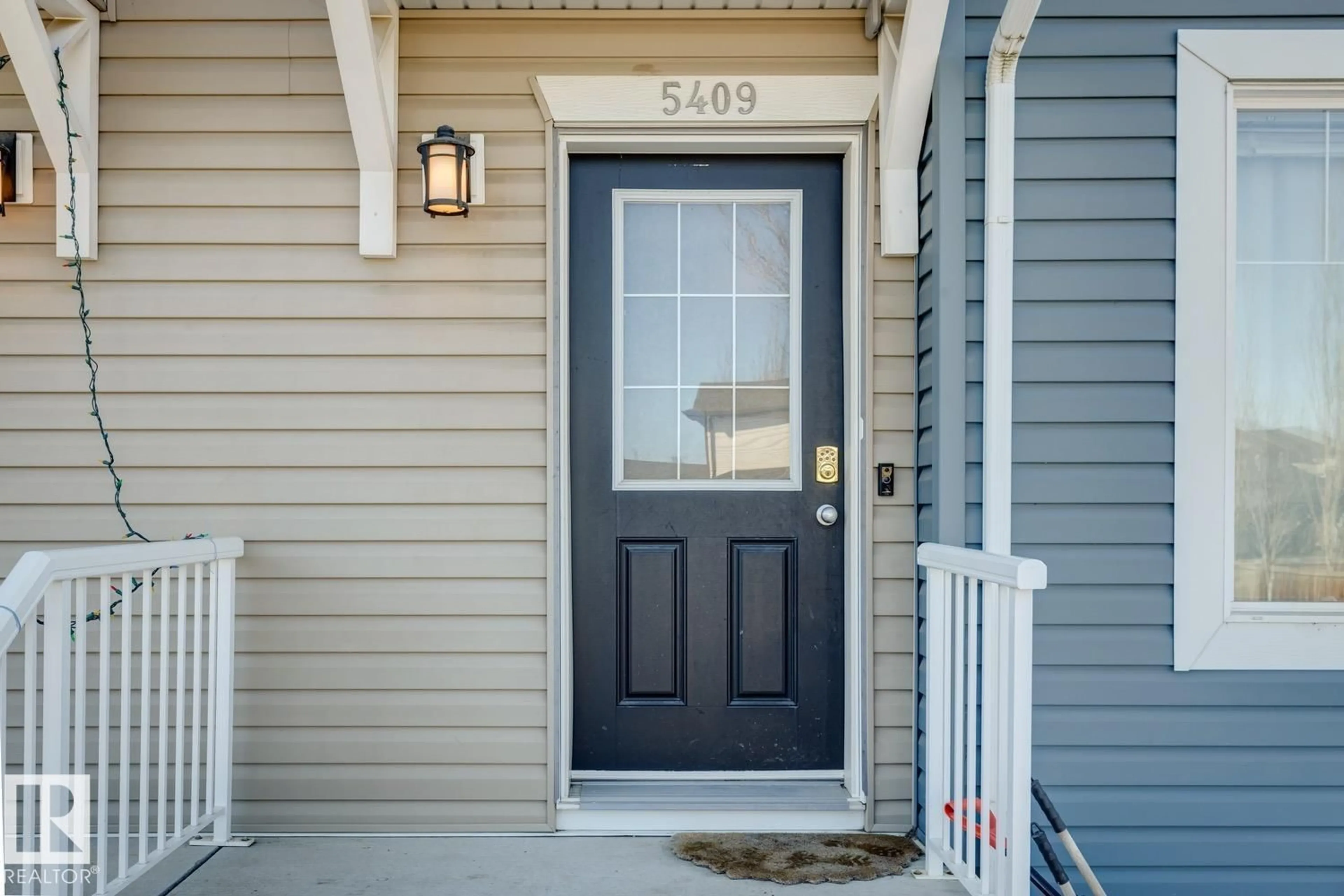 Indoor entryway for 5409 3 AV SW, Edmonton Alberta T6X0W7