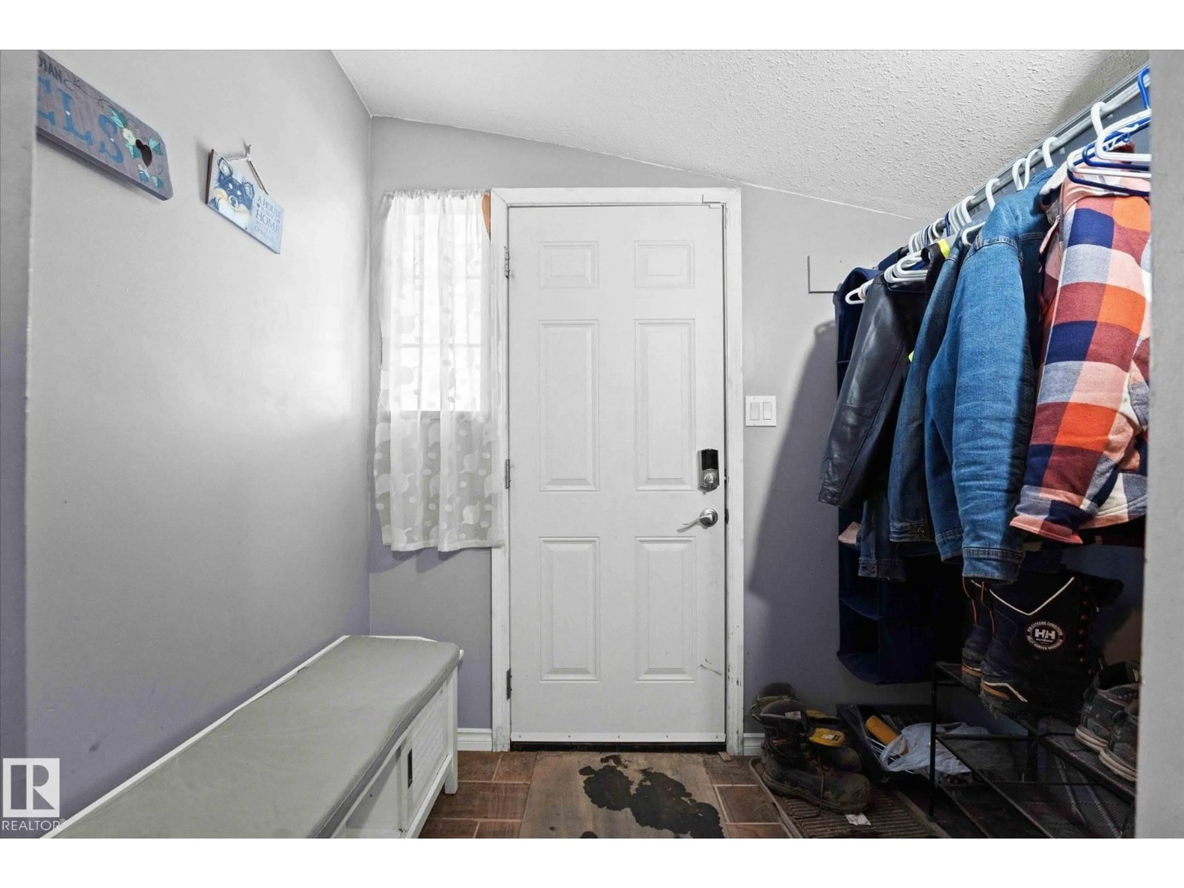 Indoor entryway for 61 - 54228 RGE ROAD 12, Rural Lac Ste. Anne County Alberta T0E1V2