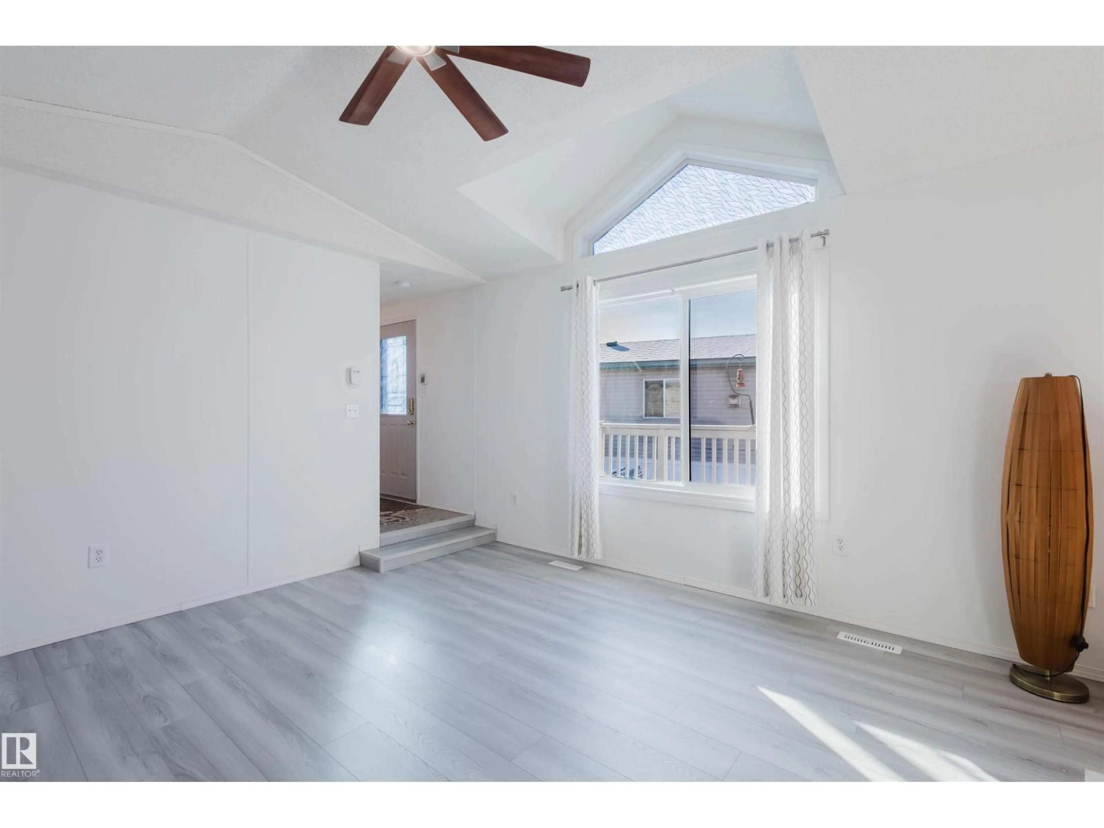 A pic of a room for 3419 LAKEVIEW POINT NW, Edmonton Alberta T5S2R8