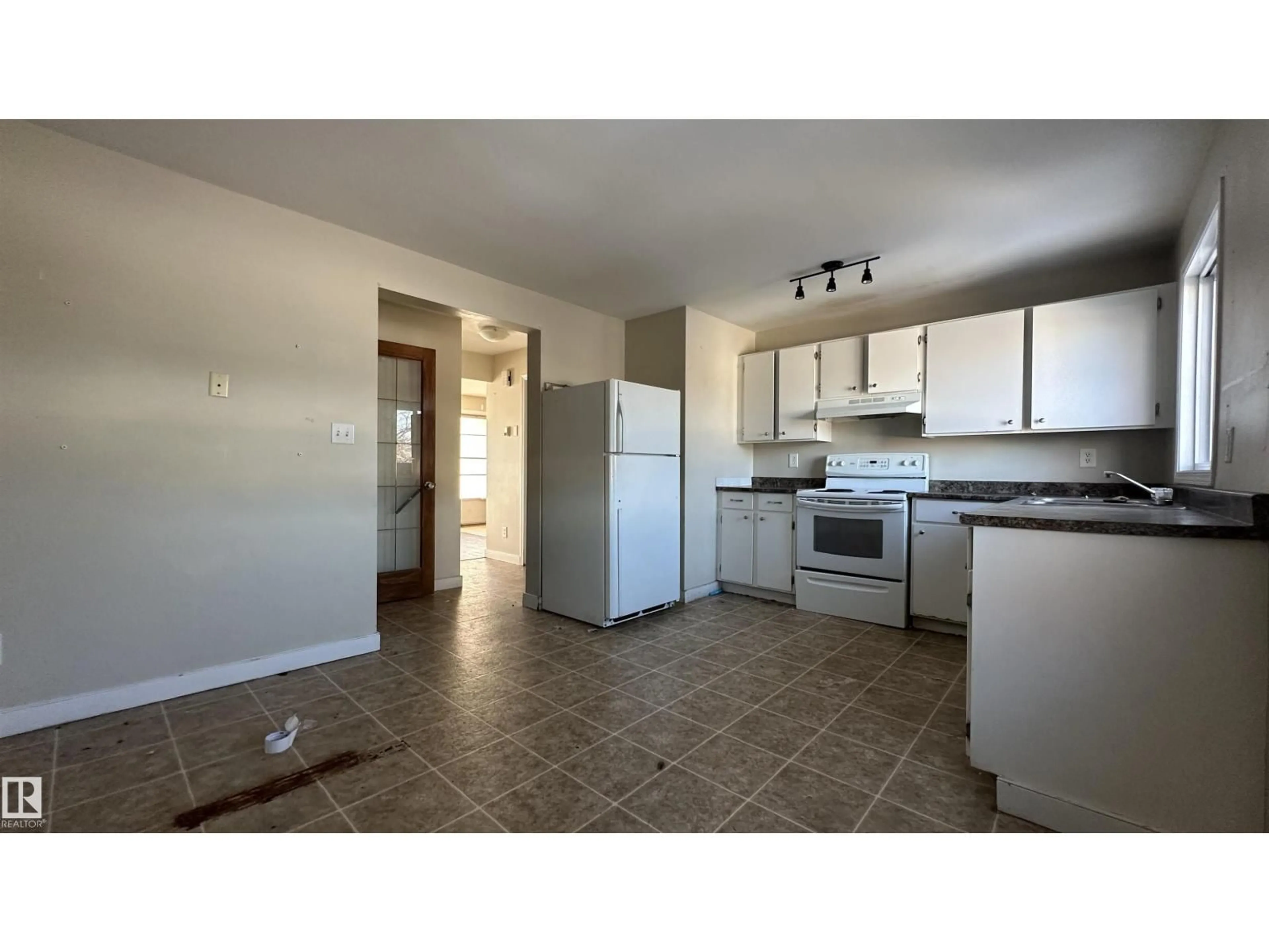Standard kitchen, unknown for 10343 172 AV, Edmonton Alberta T5X5C2