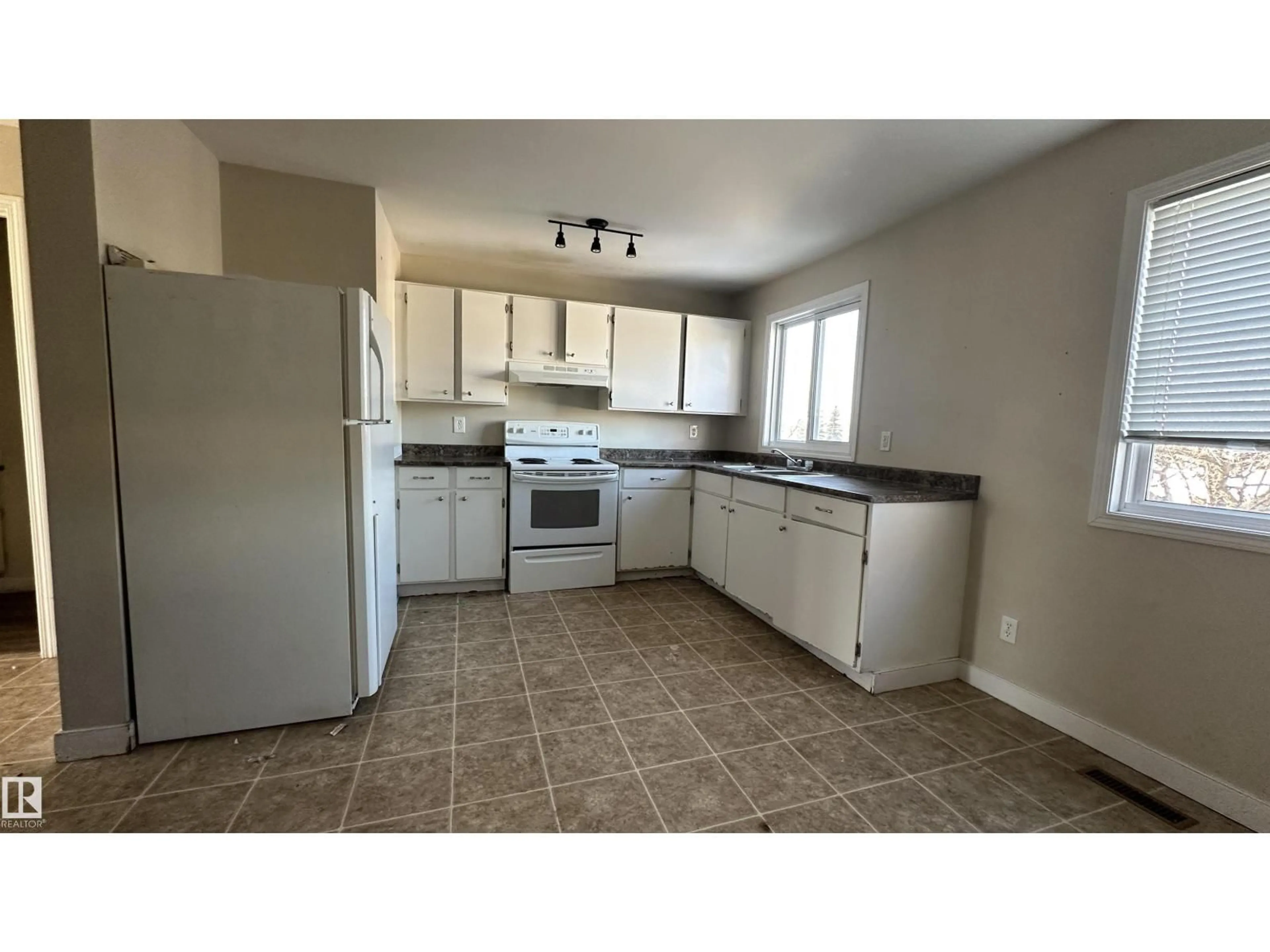 Standard kitchen, unknown for 10343 172 AV, Edmonton Alberta T5X5C2