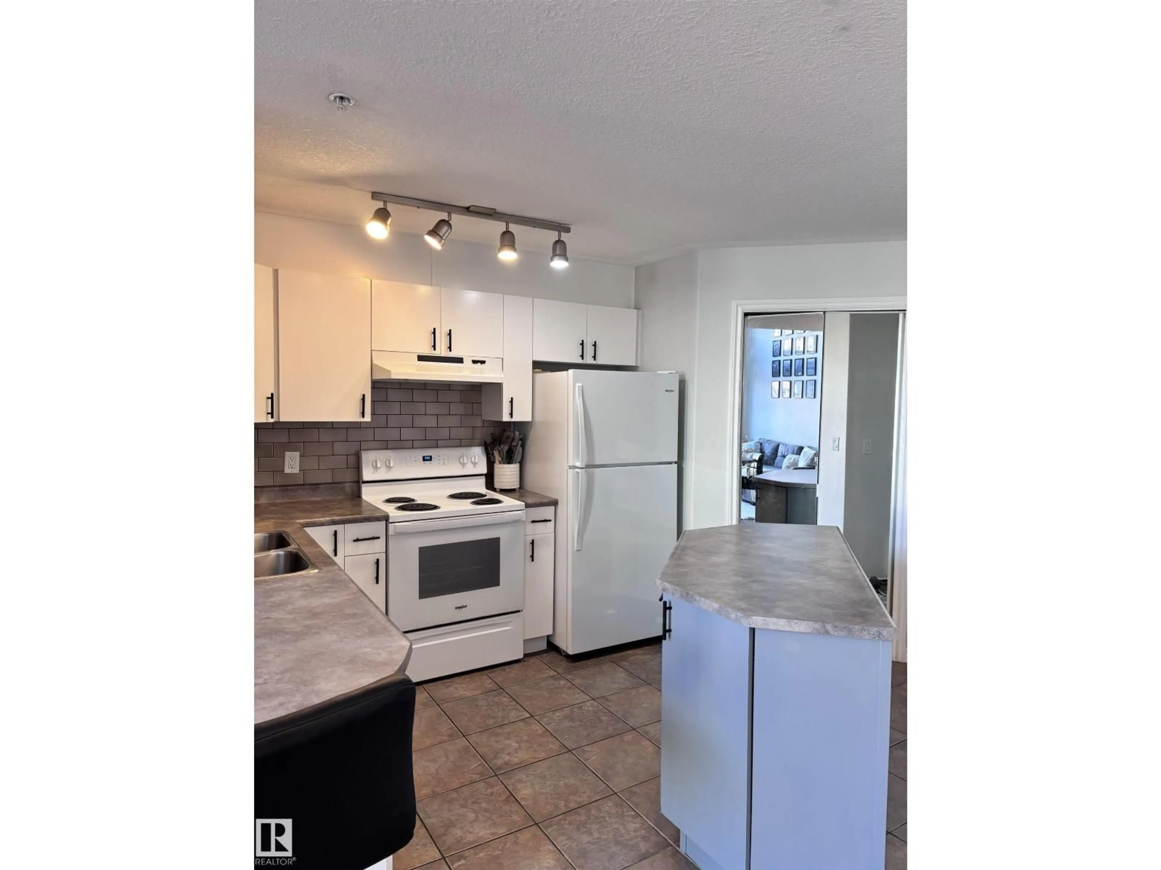 Standard kitchen, unknown for 506 - 10046 110 ST, Edmonton Alberta T5K2Y2