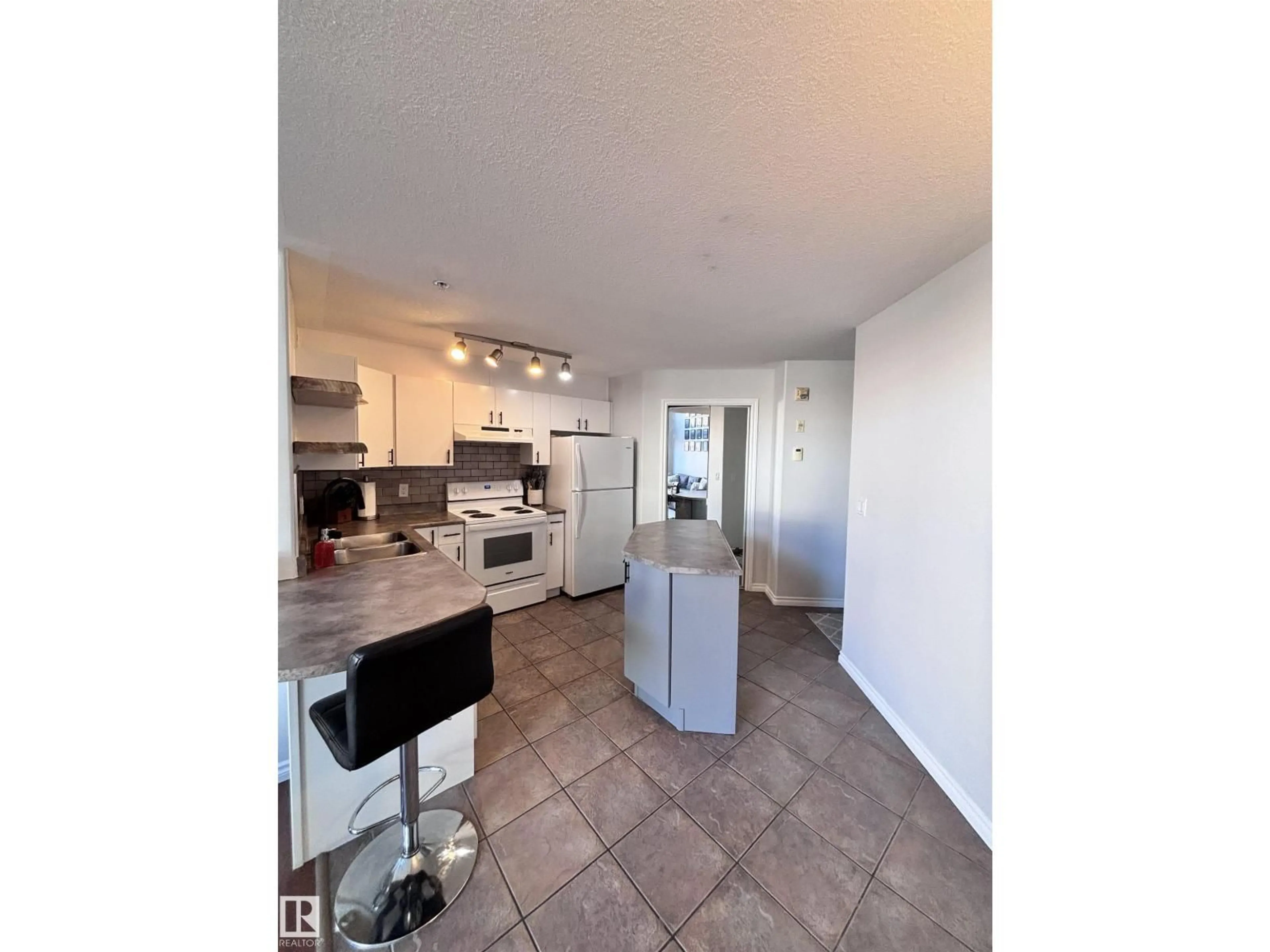 A pic of a room for 506 - 10046 110 ST, Edmonton Alberta T5K2Y2