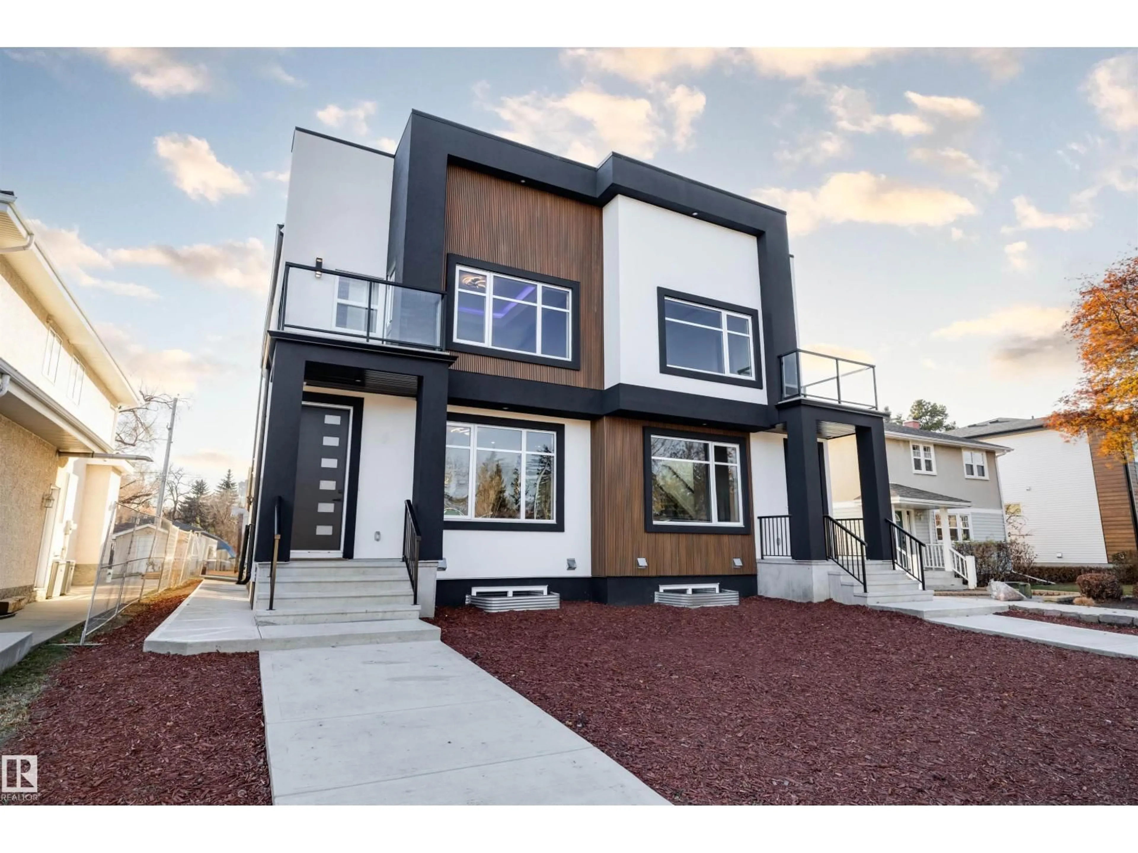 Home with vinyl exterior material, unknown for 10973 74 AV, Edmonton Alberta T6G0E5