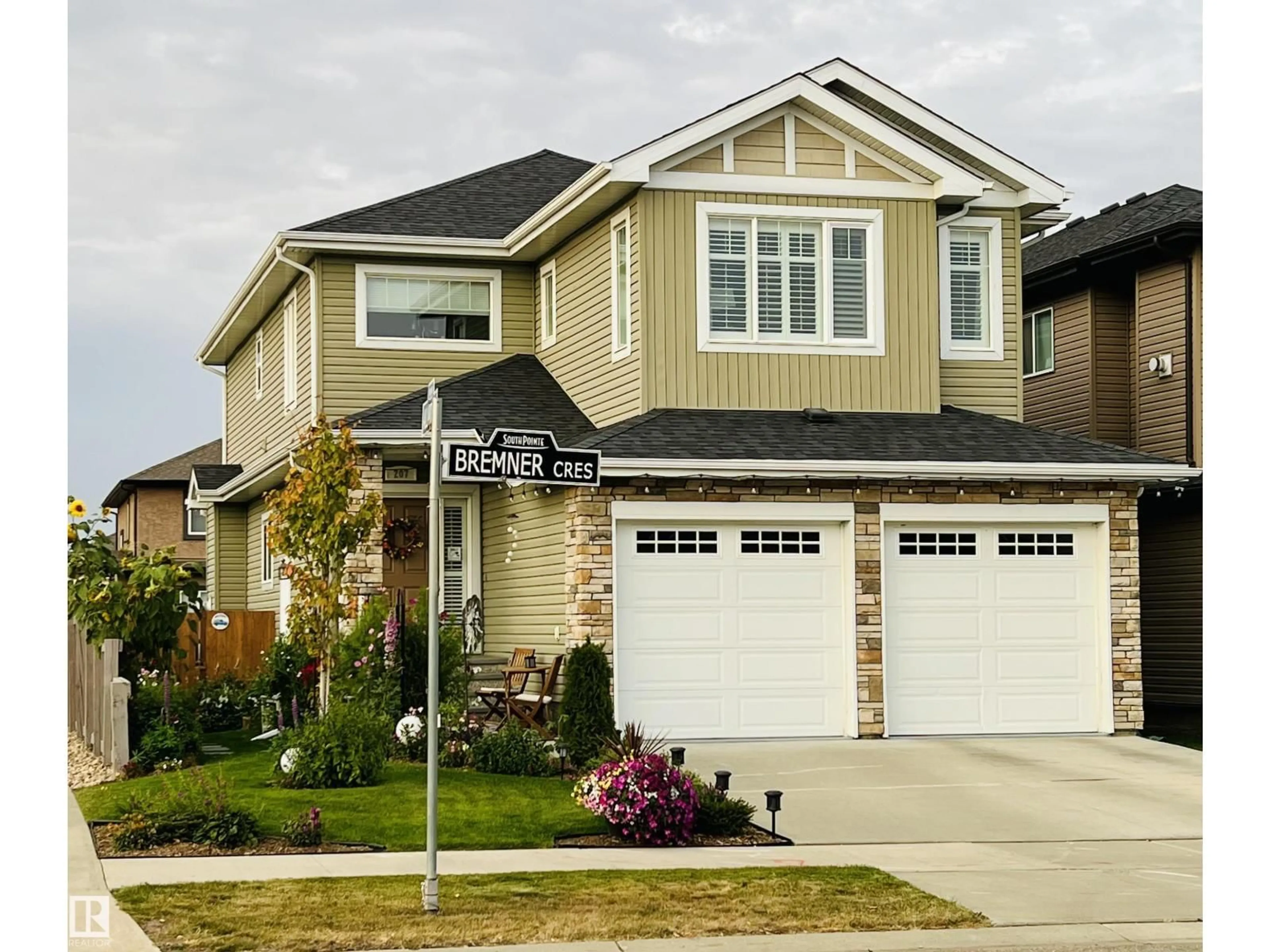 Home with vinyl exterior material, street for 207 BREMNER CR, Fort Saskatchewan Alberta T8L0J7