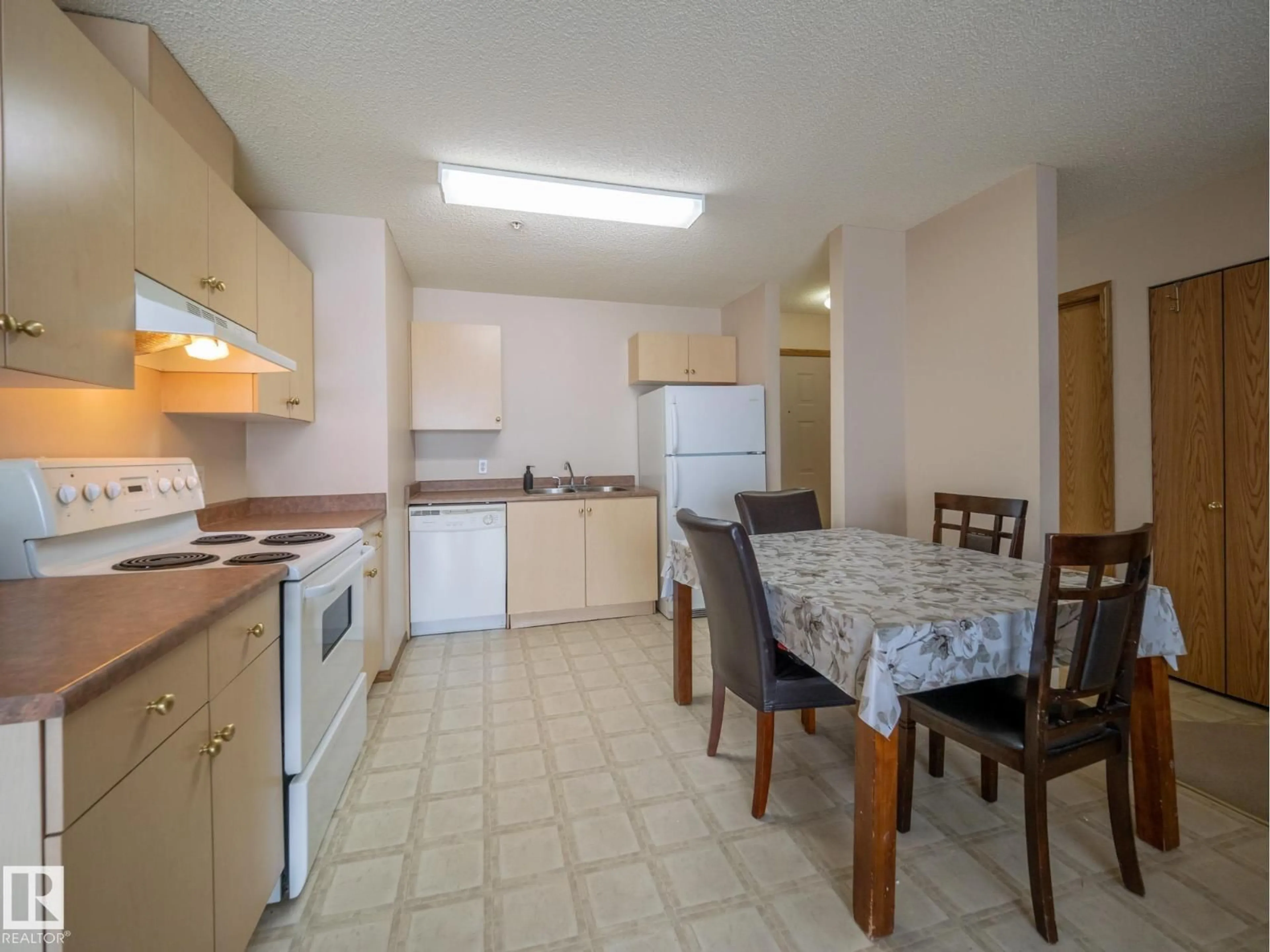 Standard kitchen, unknown for 205A - 260 SPRUCE RIDGE RD, Spruce Grove Alberta T7X0A1