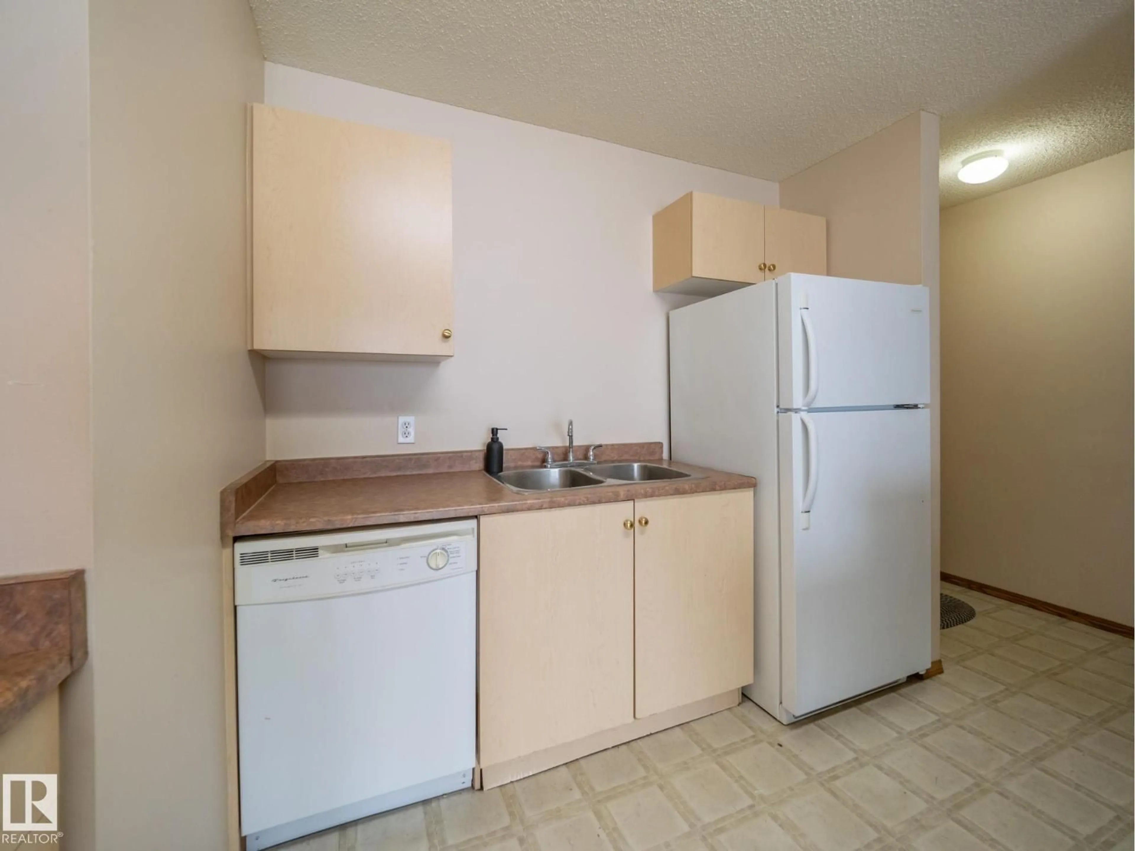 Standard kitchen, unknown for 205A - 260 SPRUCE RIDGE RD, Spruce Grove Alberta T7X0A1