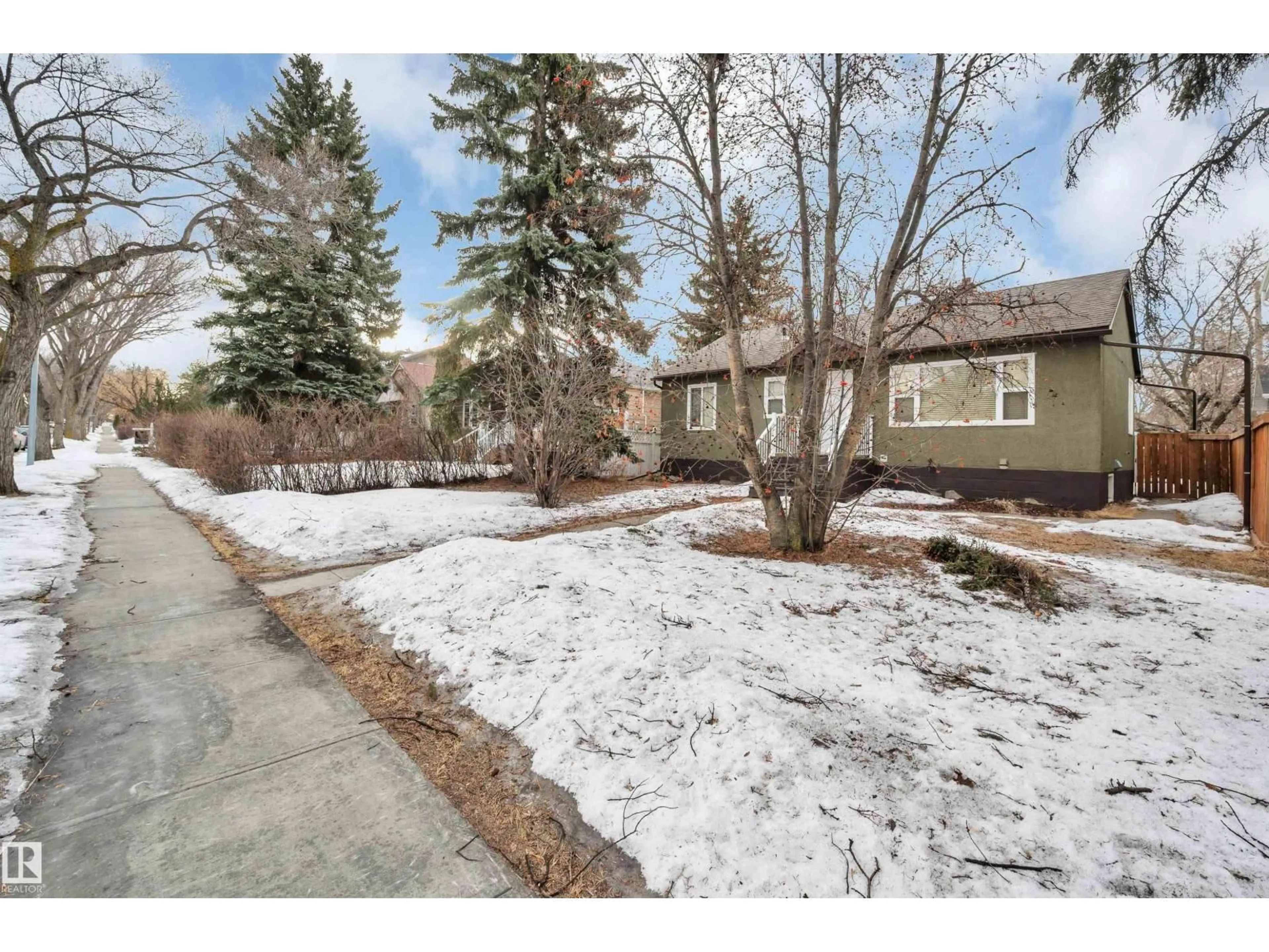 A pic from outside/outdoor area/front of a property/back of a property/a pic from drone, street for 10843 64 AV, Edmonton Alberta T6H1T3