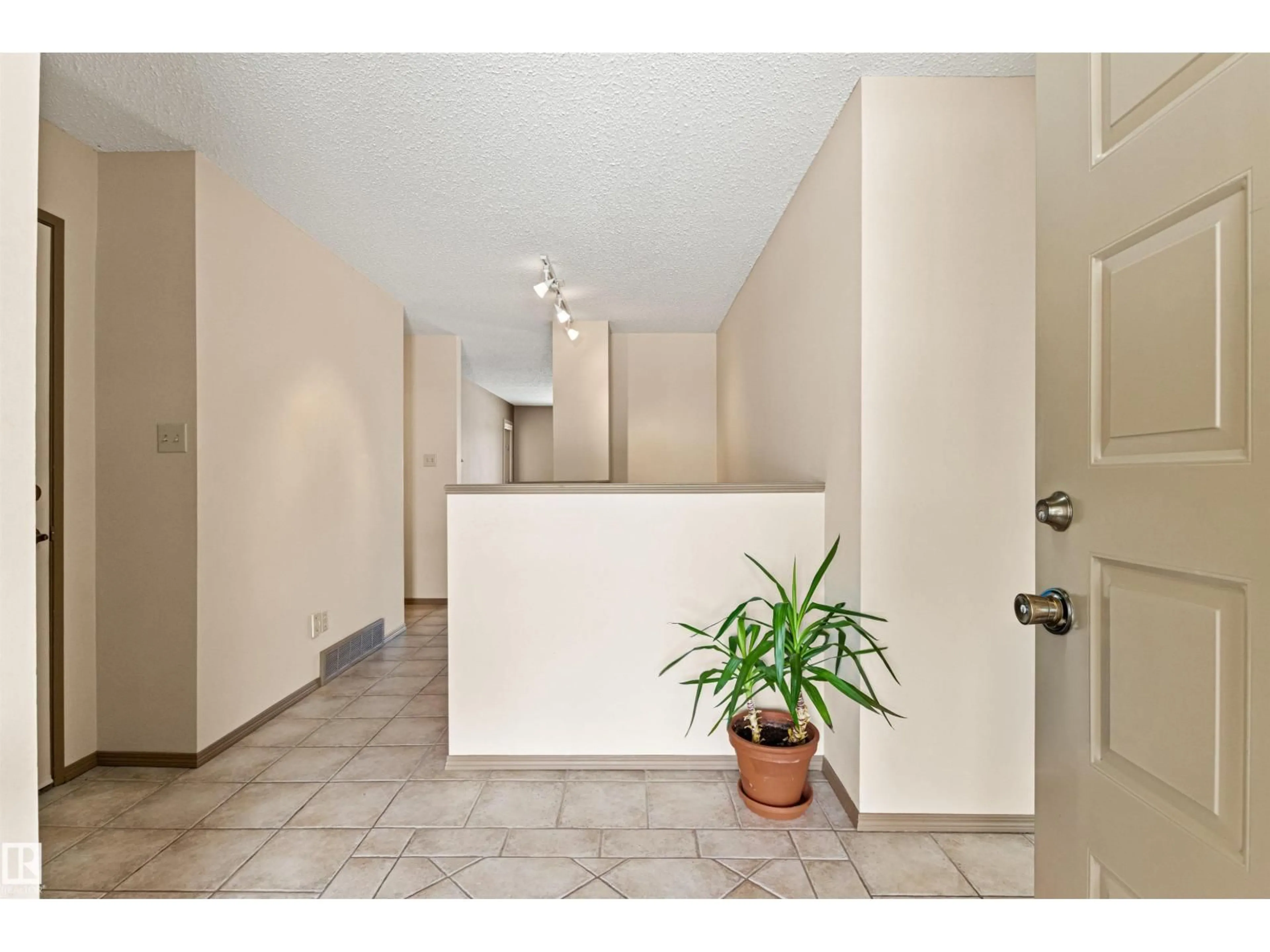 Indoor foyer for 205 OEMING RD, Edmonton Alberta T6R1M1