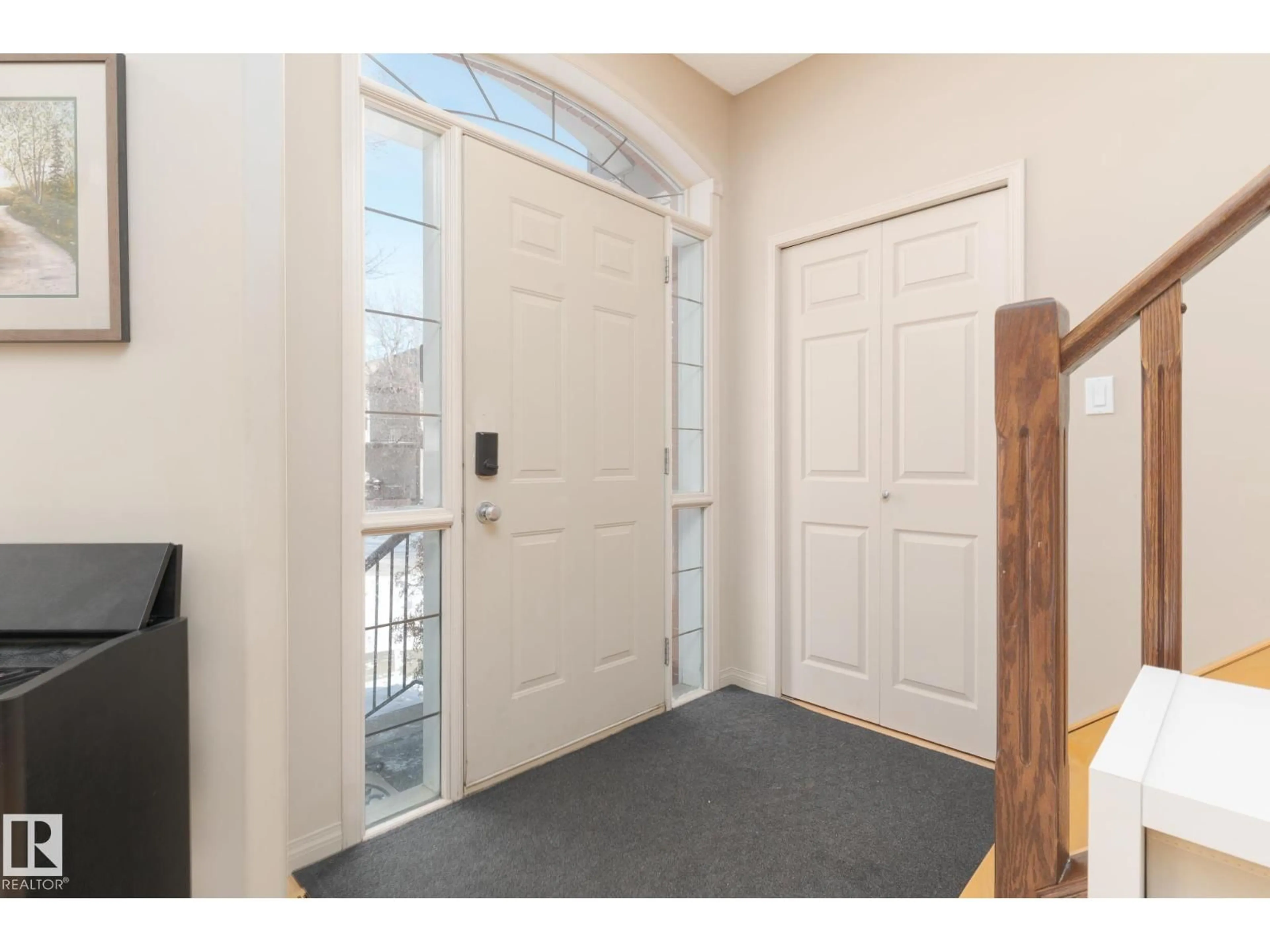 Indoor entryway for 9103 101 AV, Edmonton Alberta T5H4P1