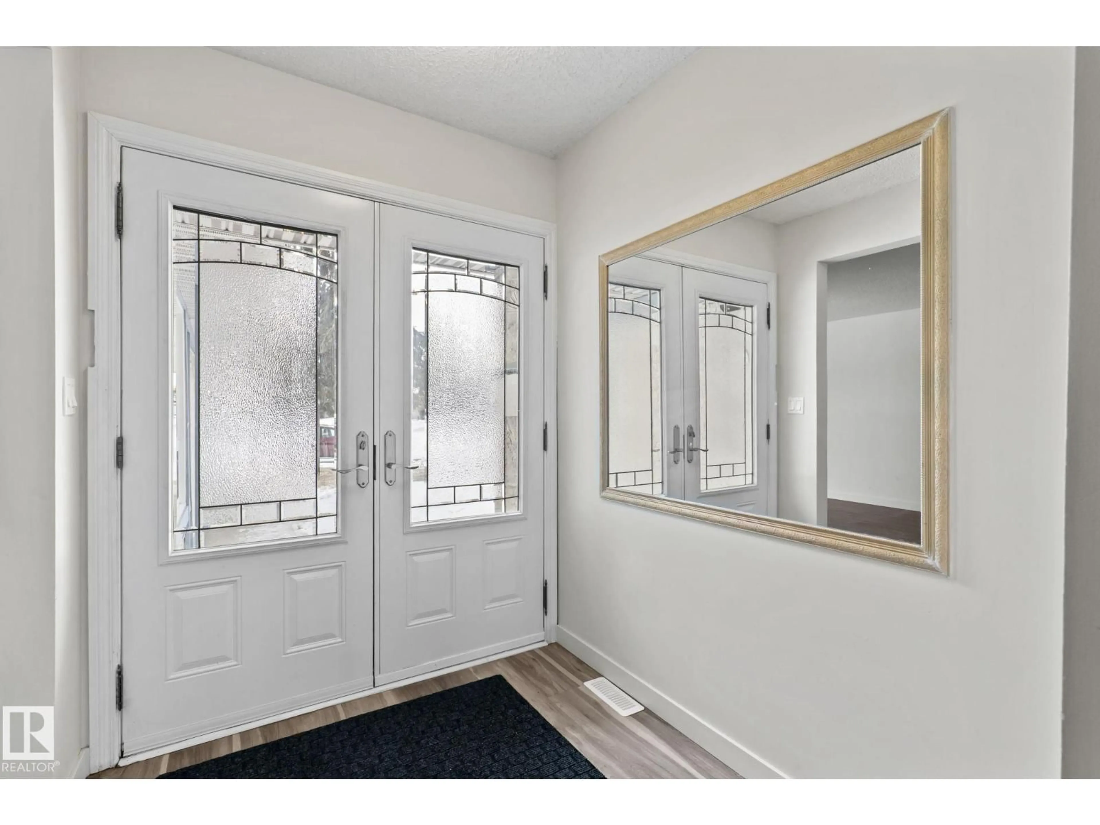 Indoor entryway for 18124 68AVE NW, Edmonton Alberta T5T1Z1