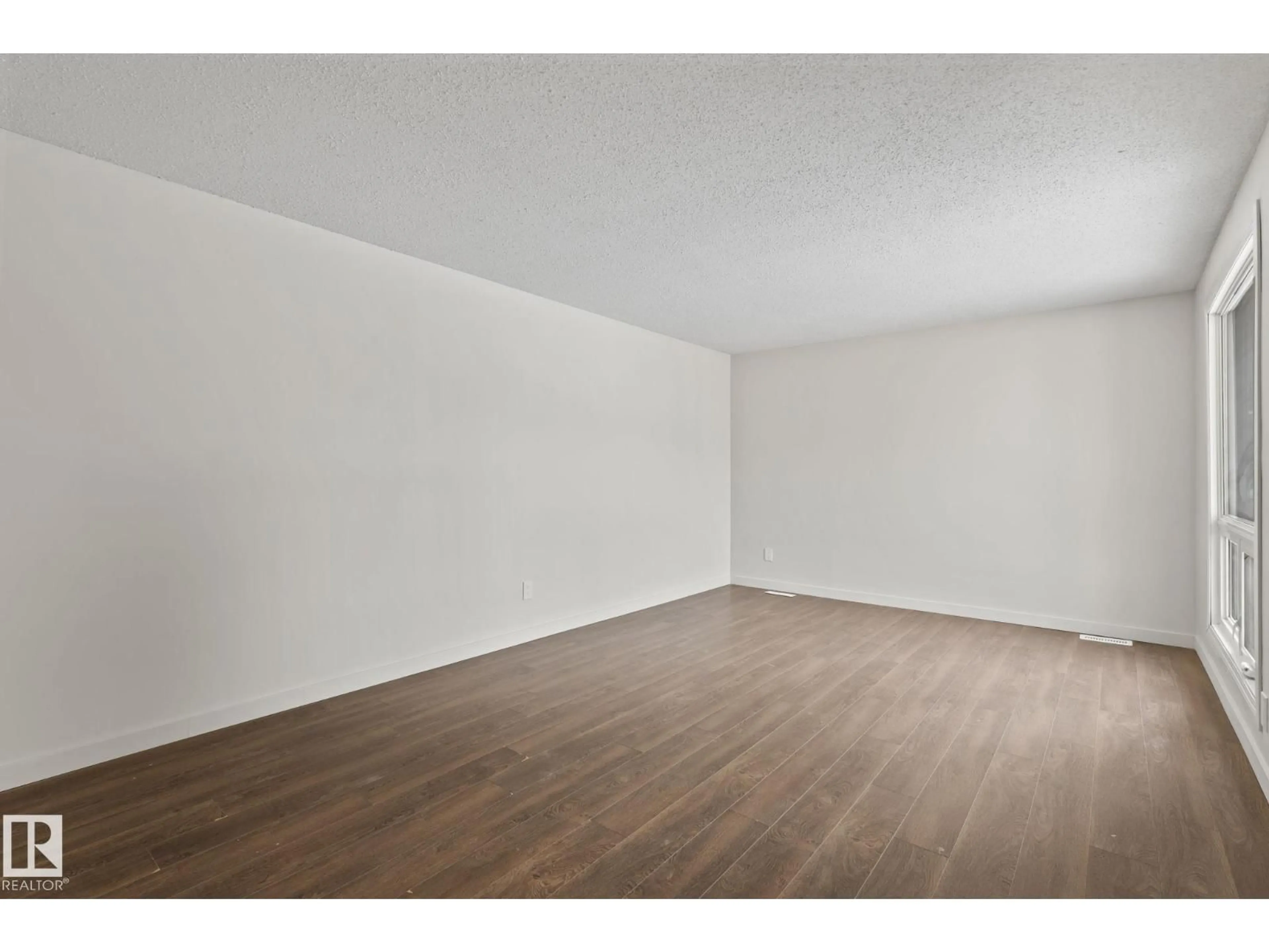 A pic of a room for 18124 68AVE NW, Edmonton Alberta T5T1Z1