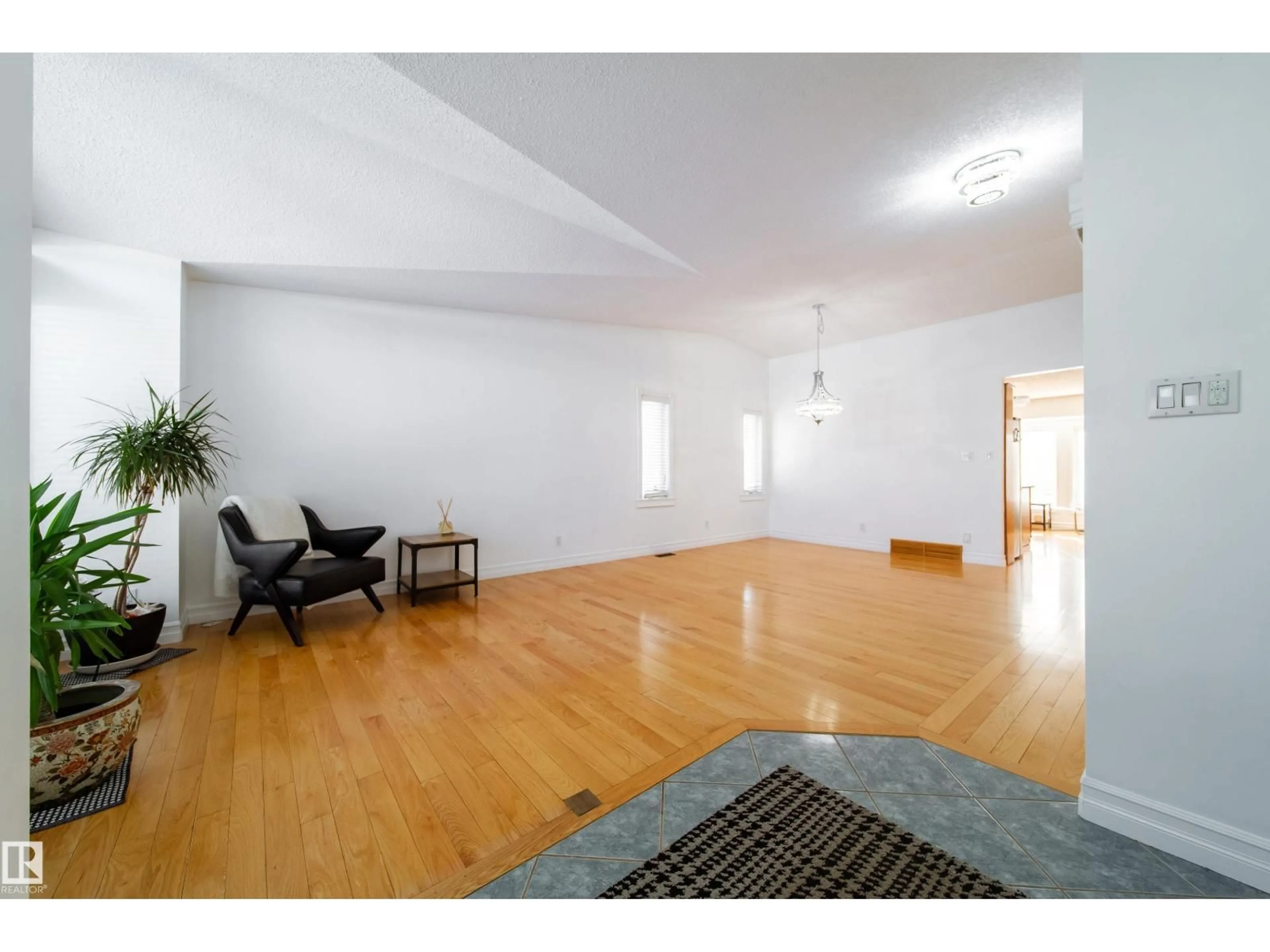 Indoor foyer for 18007 57 AV, Edmonton Alberta T6M1W1