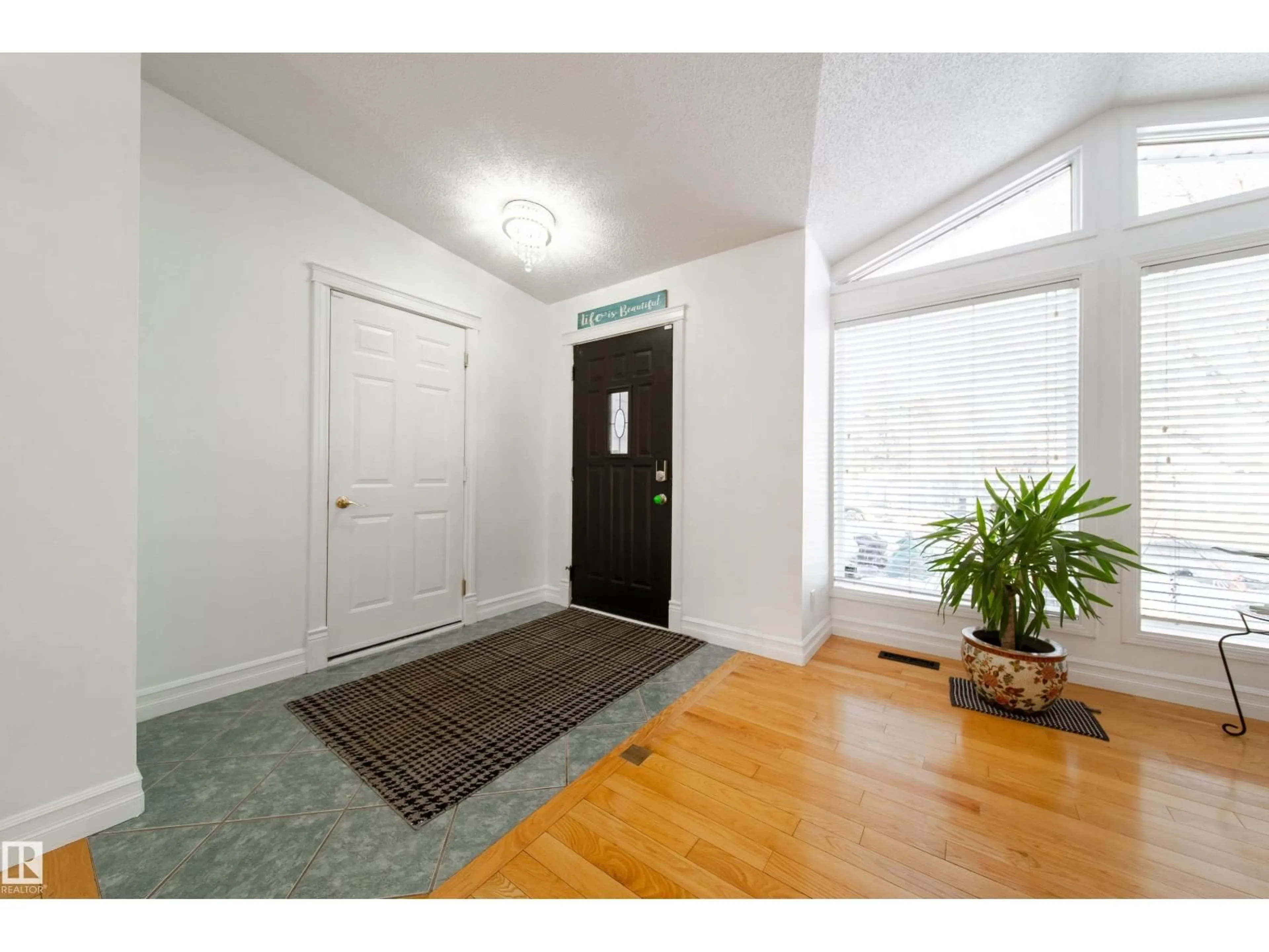 Indoor entryway for 18007 57 AV, Edmonton Alberta T6M1W1