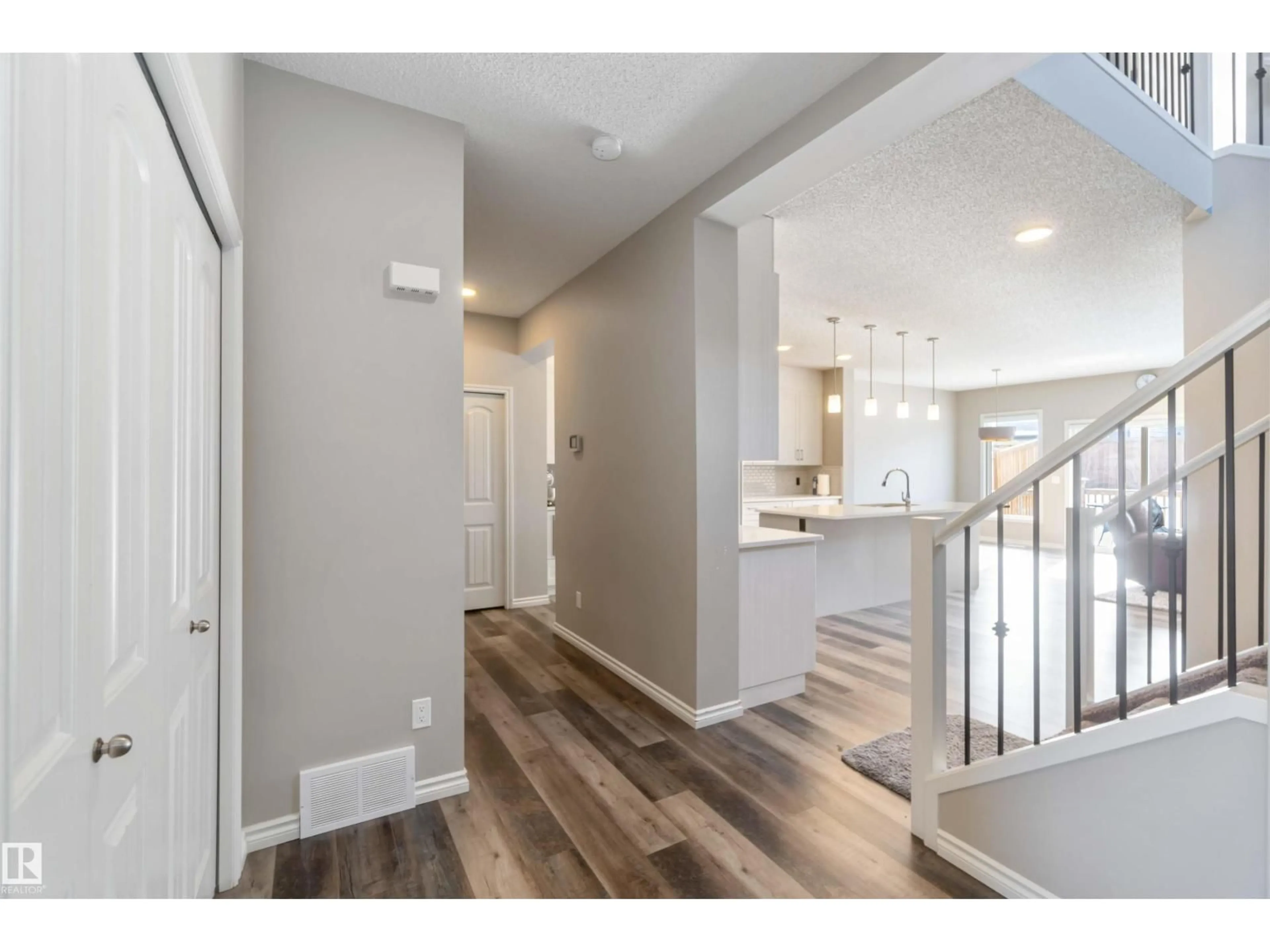 Indoor entryway for 435 41 AV, Edmonton Alberta T6T2G2