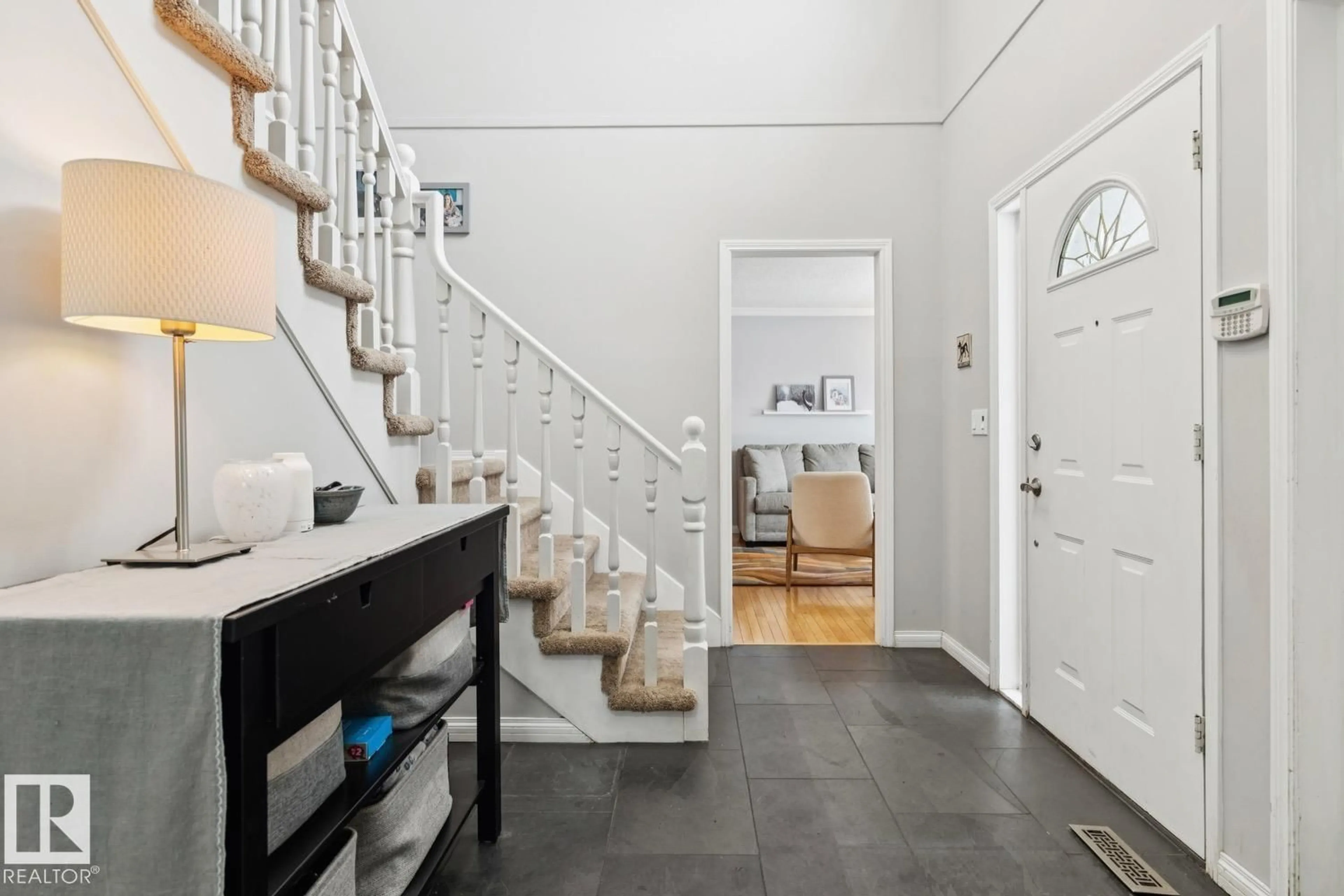 Indoor entryway for 468 WANYANDI RD, Edmonton Alberta T5T4M6