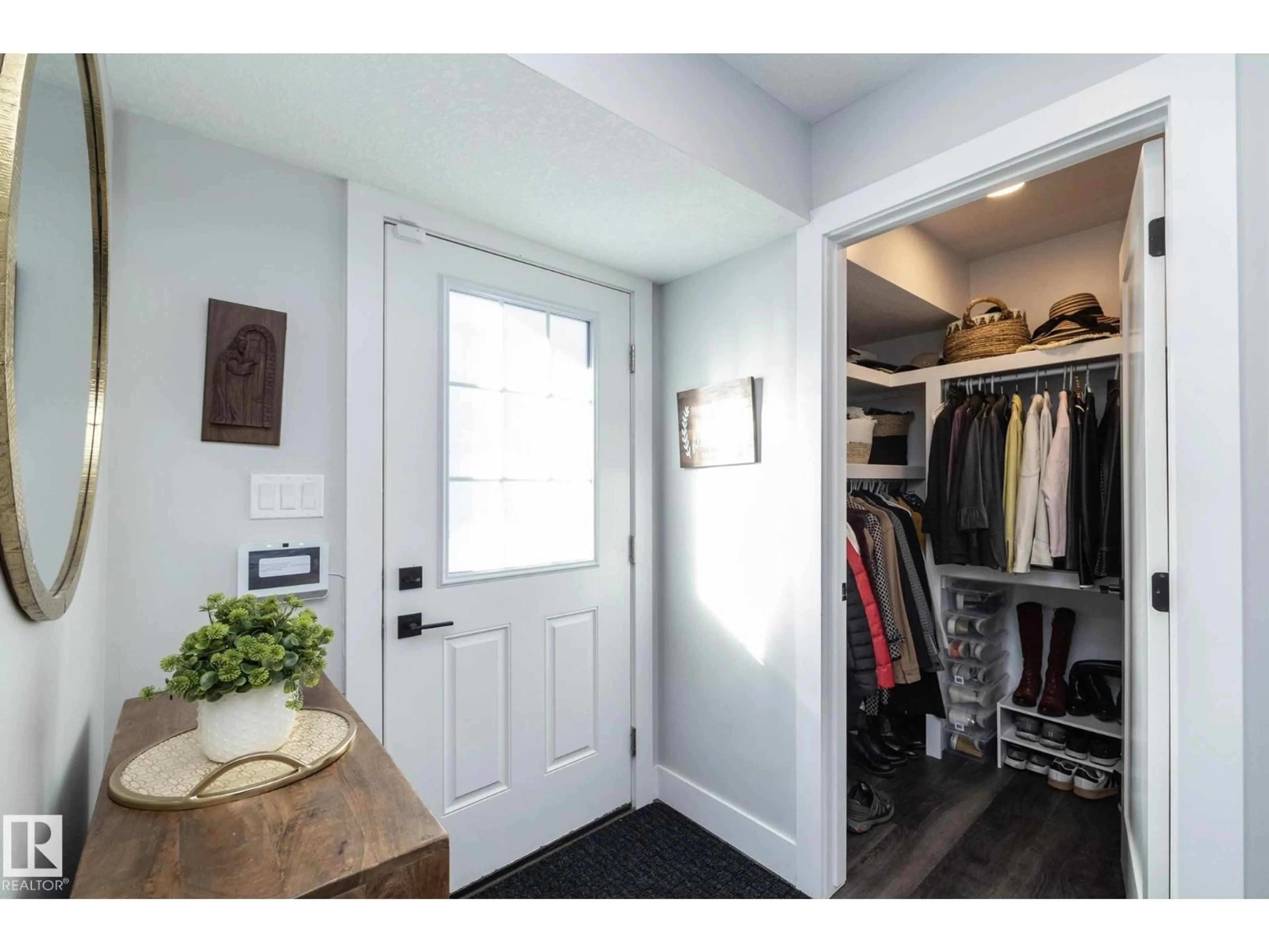 Indoor entryway for #37 - 230 EDGEMONT RD, Edmonton Alberta T6M0Y8