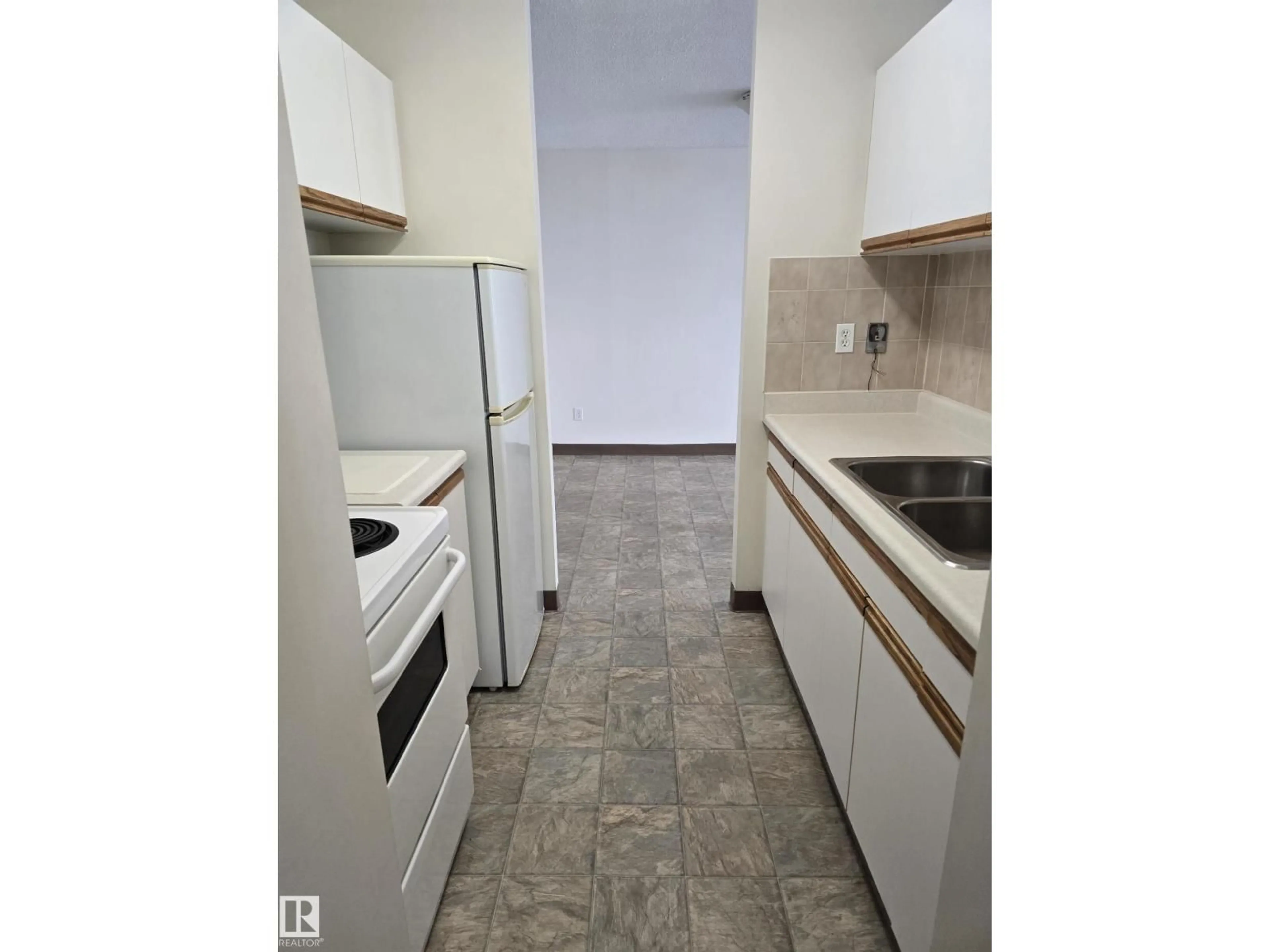 Standard kitchen, unknown for 10160 - 1002 116 ST NW, Edmonton Alberta T5K1V9