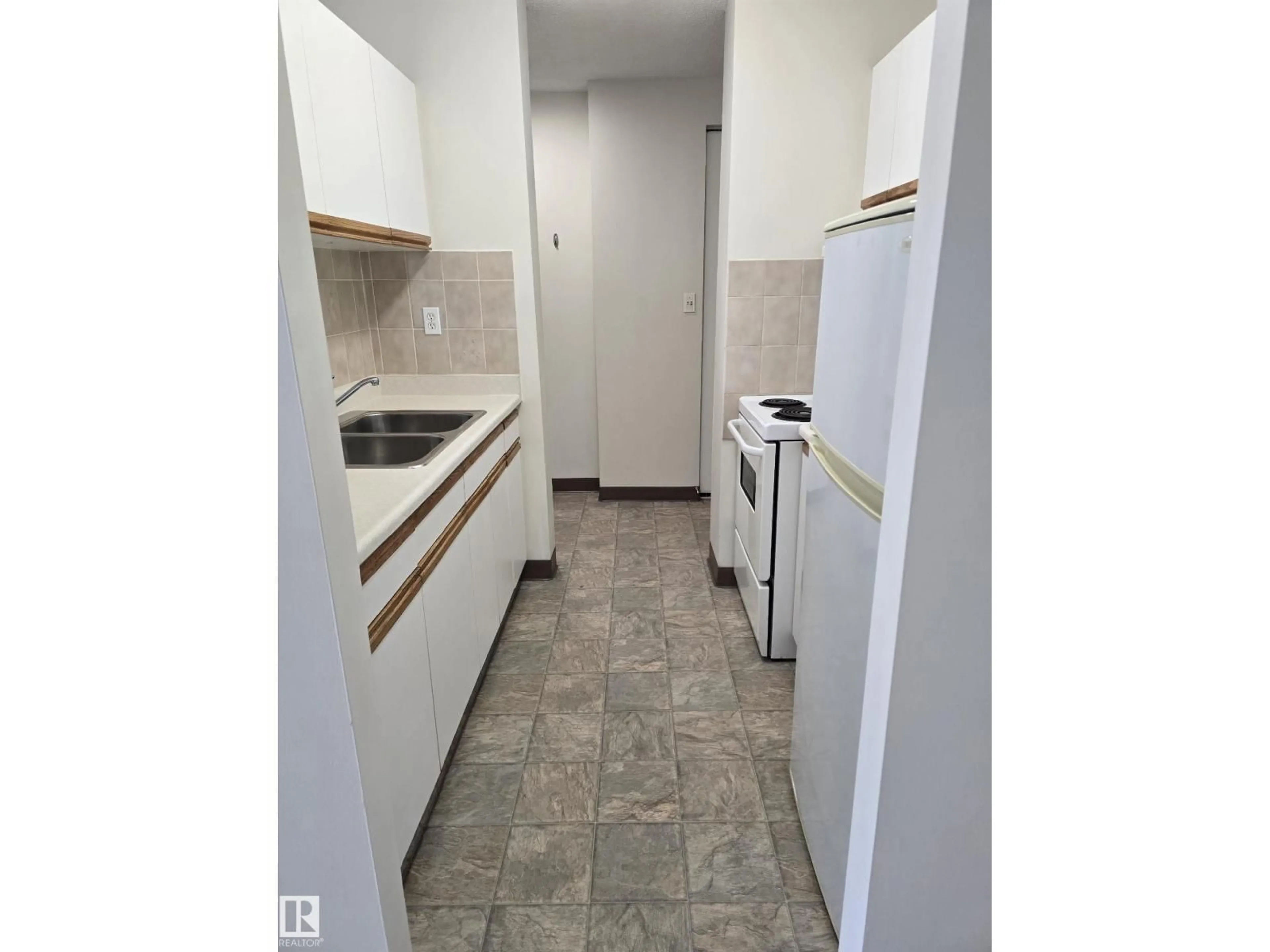 Standard kitchen, unknown for 10160 - 1002 116 ST NW, Edmonton Alberta T5K1V9