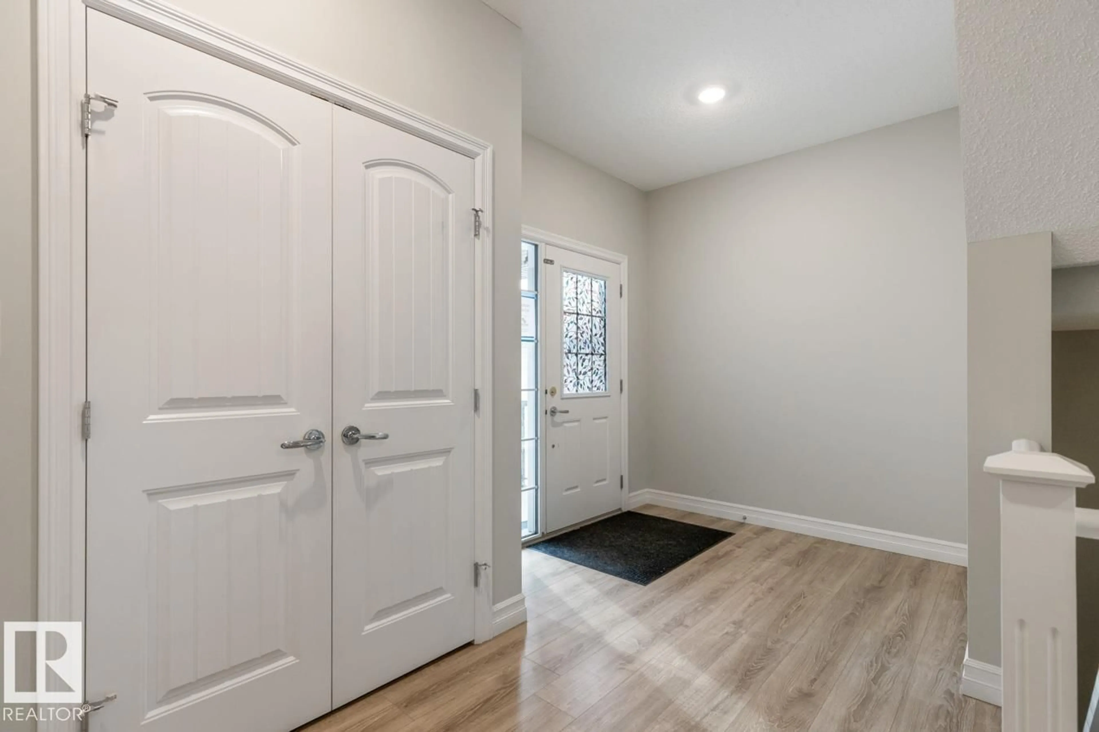 Indoor entryway for 1424 29 ST, Edmonton Alberta T6T1A8
