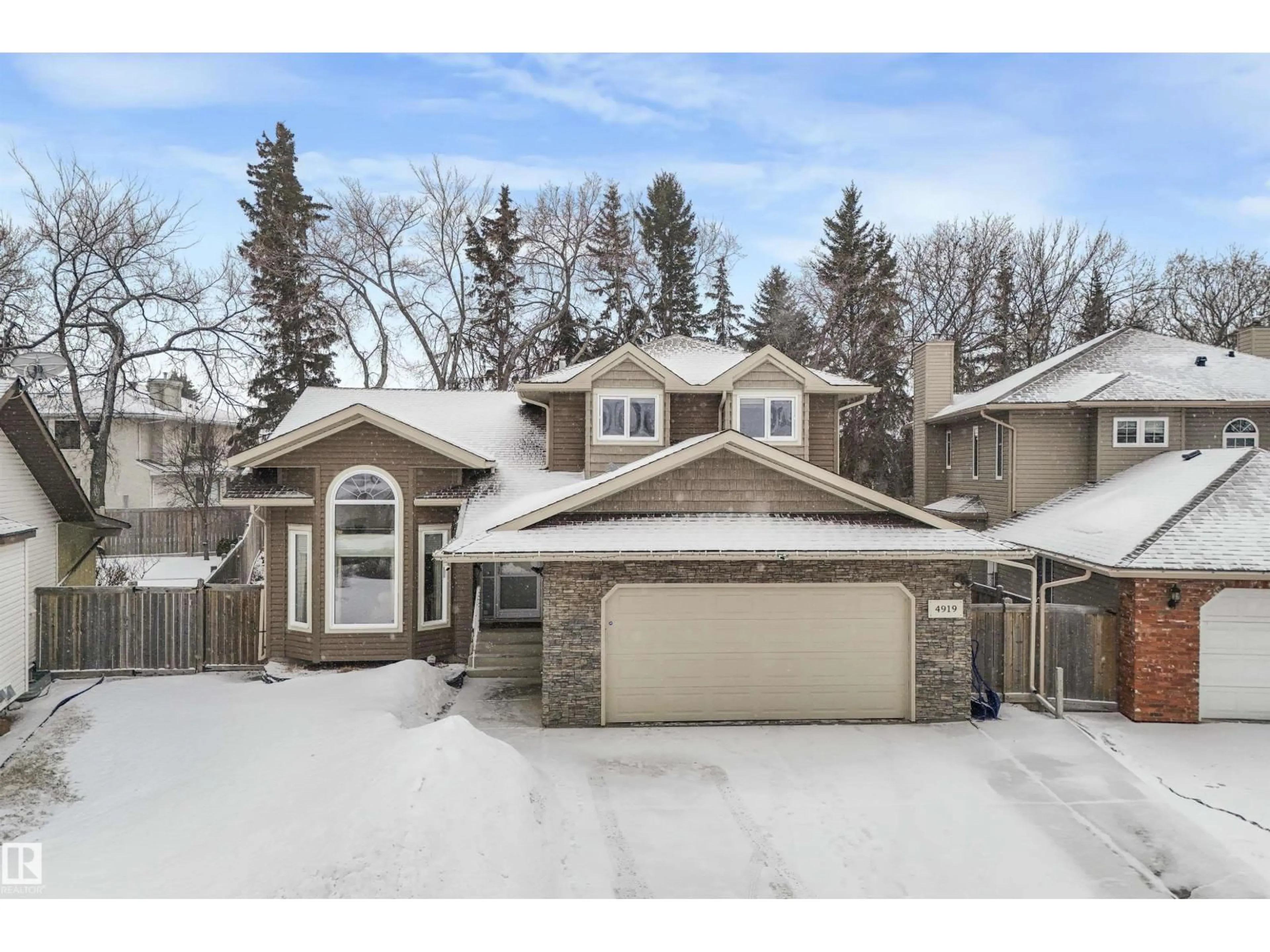 A pic from outside/outdoor area/front of a property/back of a property/a pic from drone, street for 4919 43A AV, Edmonton Alberta T6L6J5