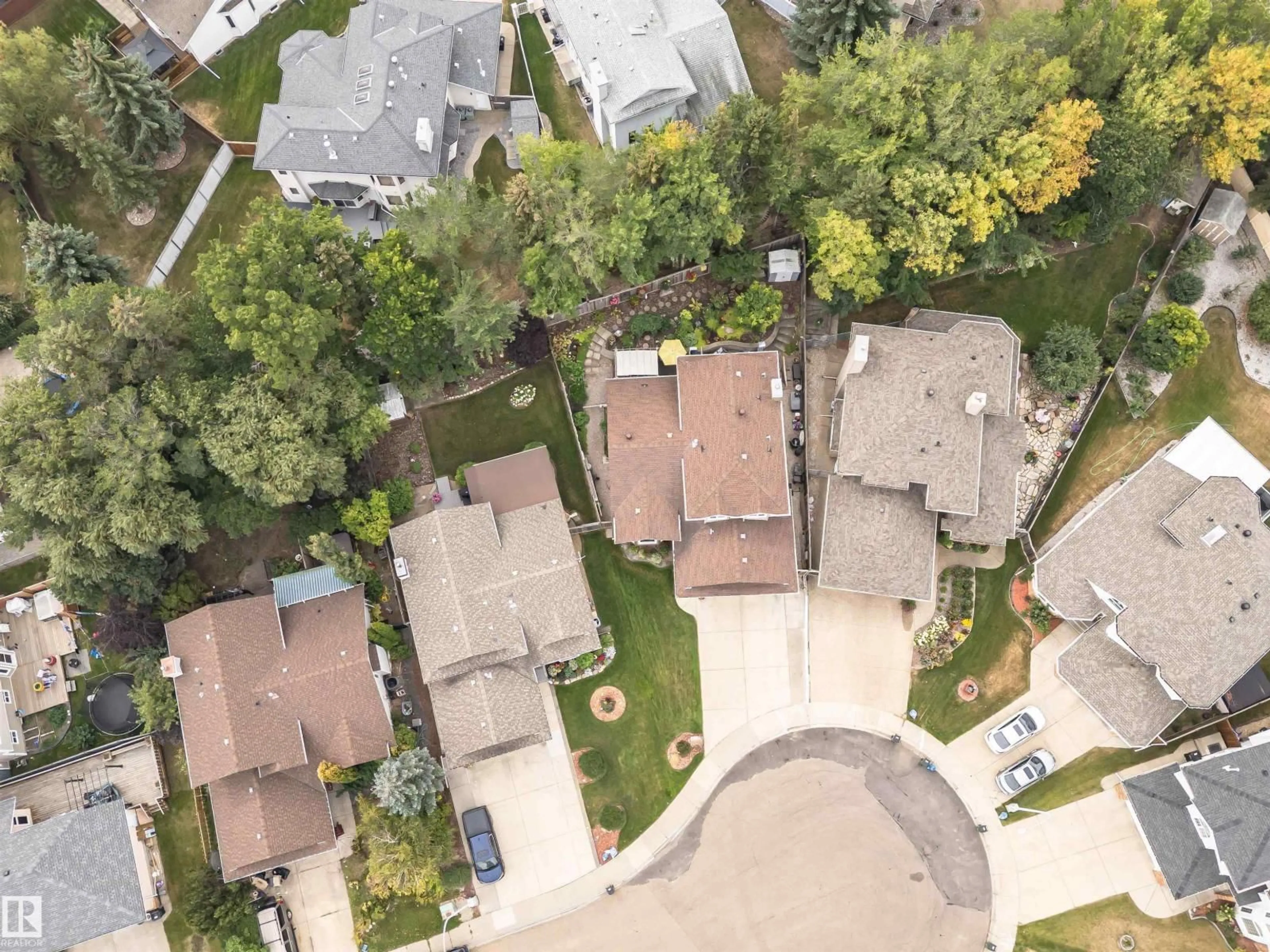 A pic from outside/outdoor area/front of a property/back of a property/a pic from drone, street for 4919 43A AV, Edmonton Alberta T6L6J5