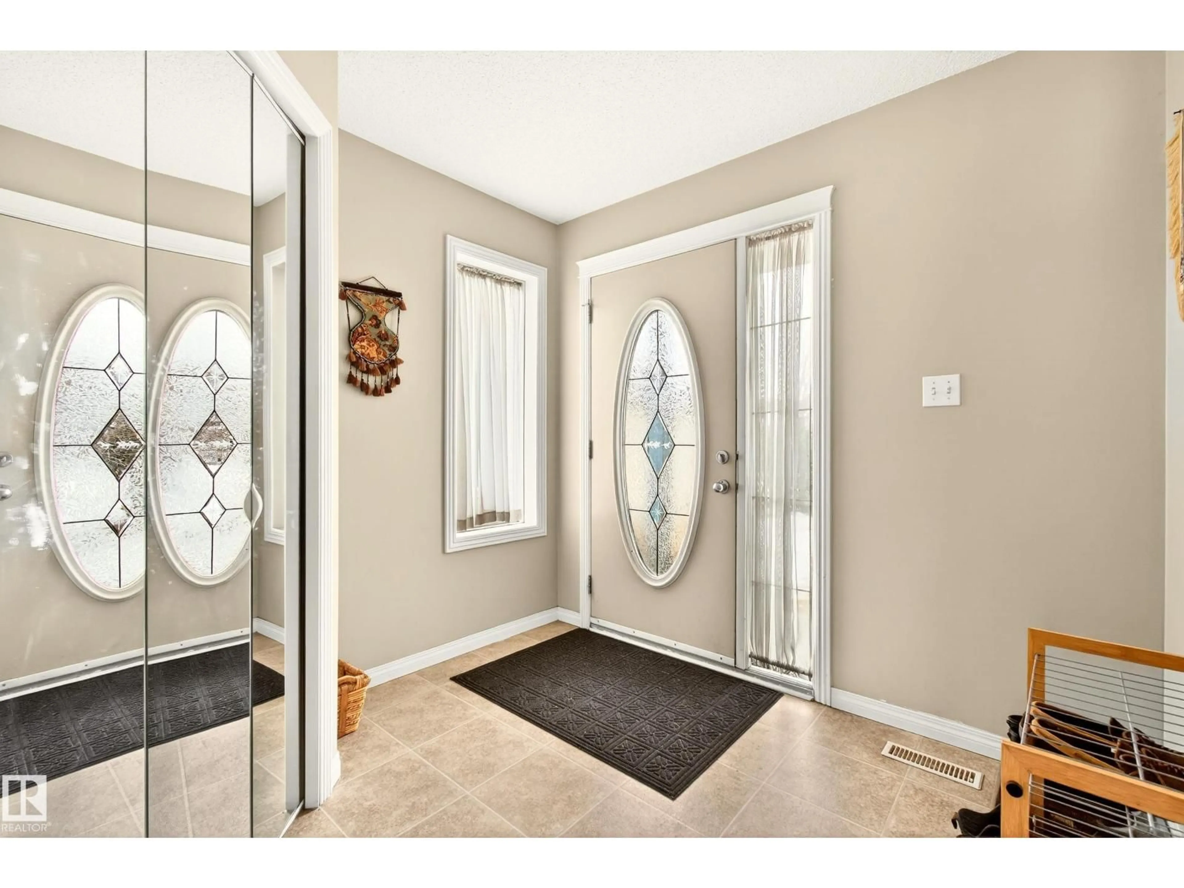 Indoor entryway for 8922 5 AV SW, Edmonton Alberta T6X1C9