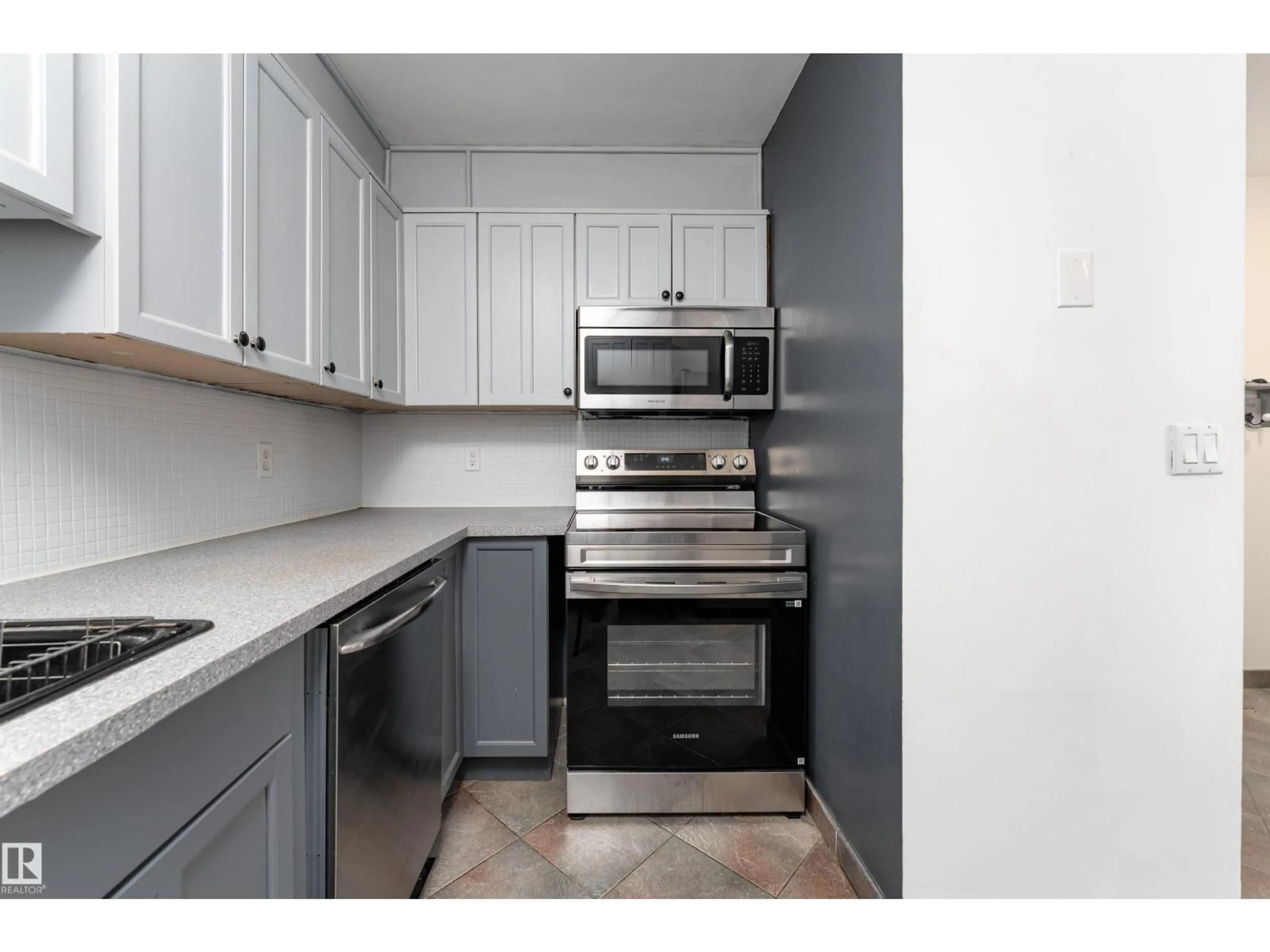 Standard kitchen, unknown for NW - 17737 95 ST, Edmonton Alberta T5Z2E2