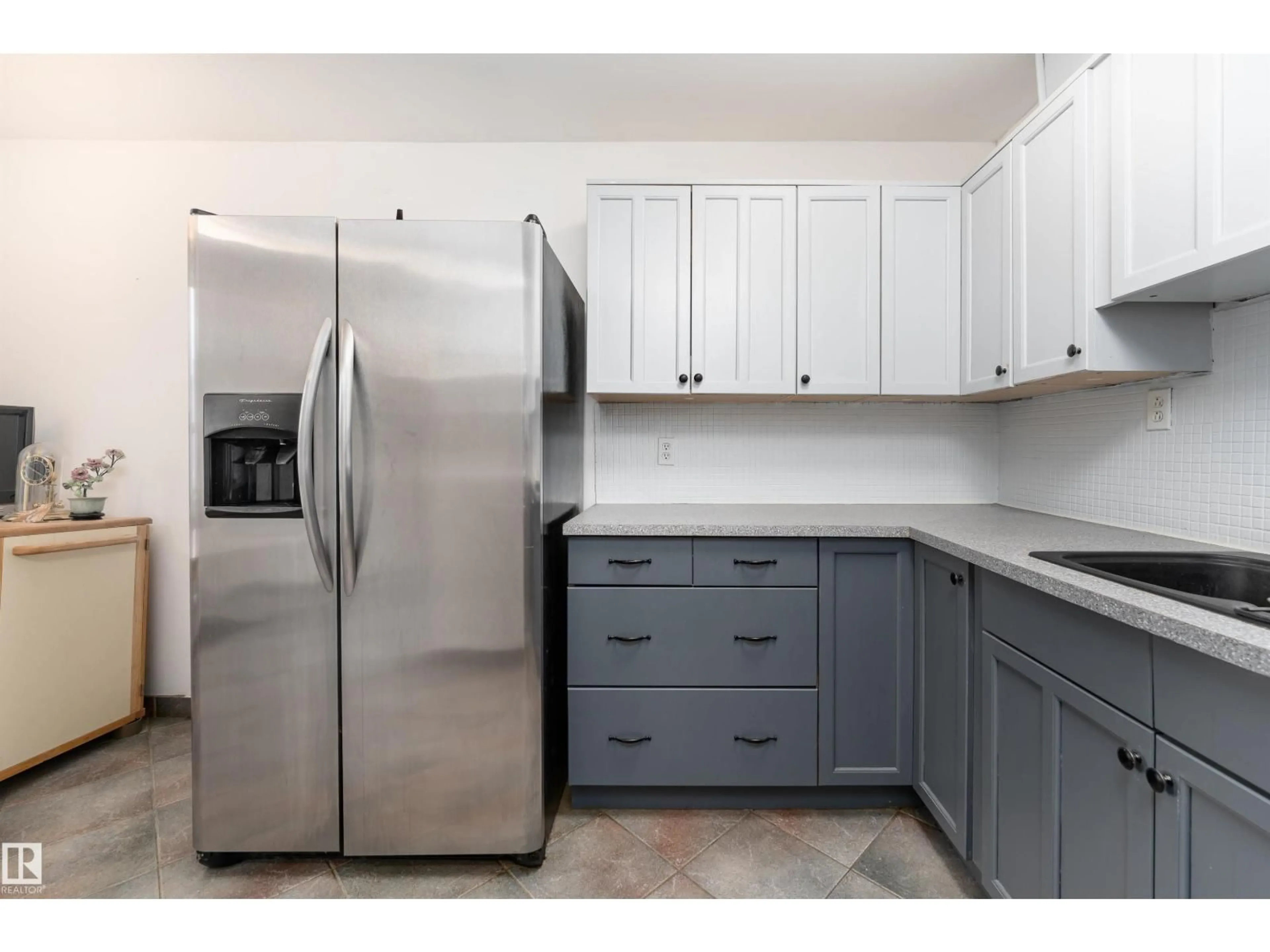 Standard kitchen, ceramic/tile floor for NW - 17737 95 ST, Edmonton Alberta T5Z2E2