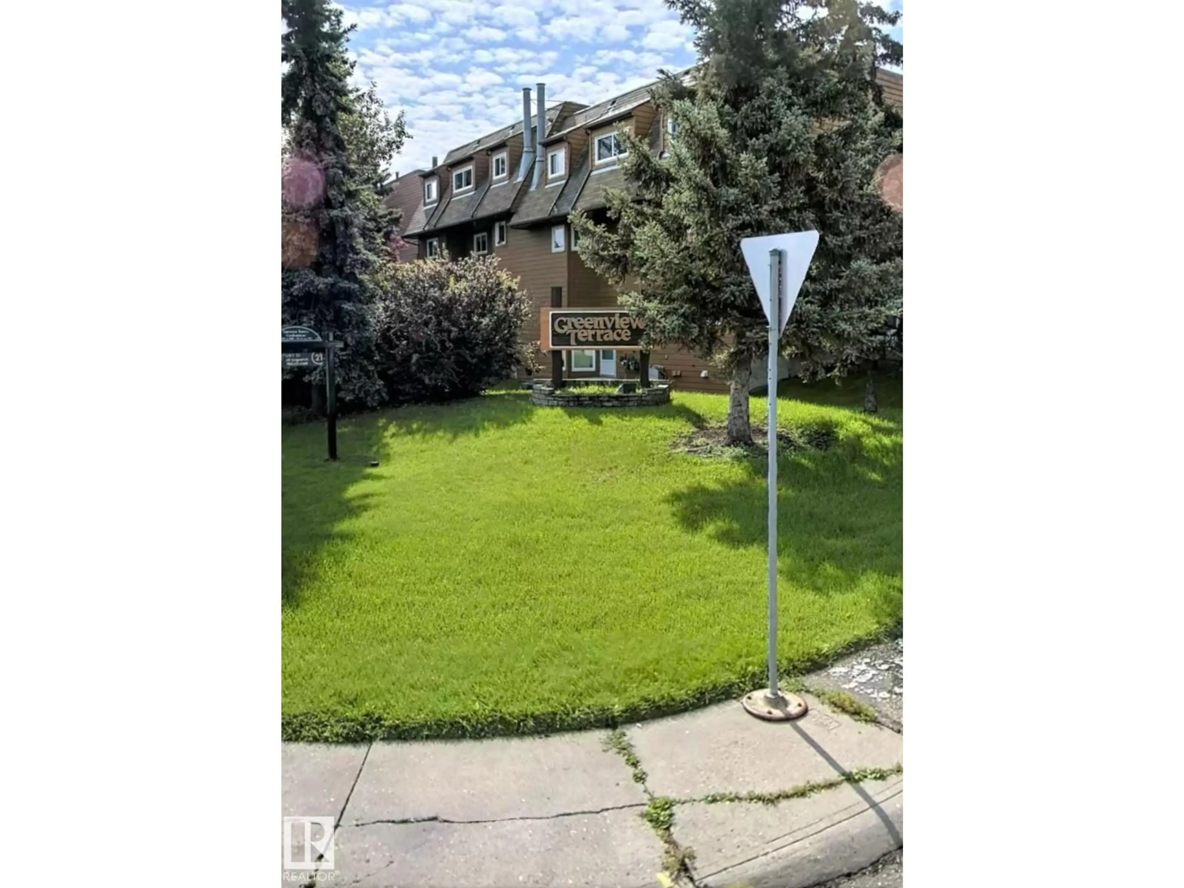 A pic from outside/outdoor area/front of a property/back of a property/a pic from drone, street for 5979 40 AV, Edmonton Alberta T6L3P6
