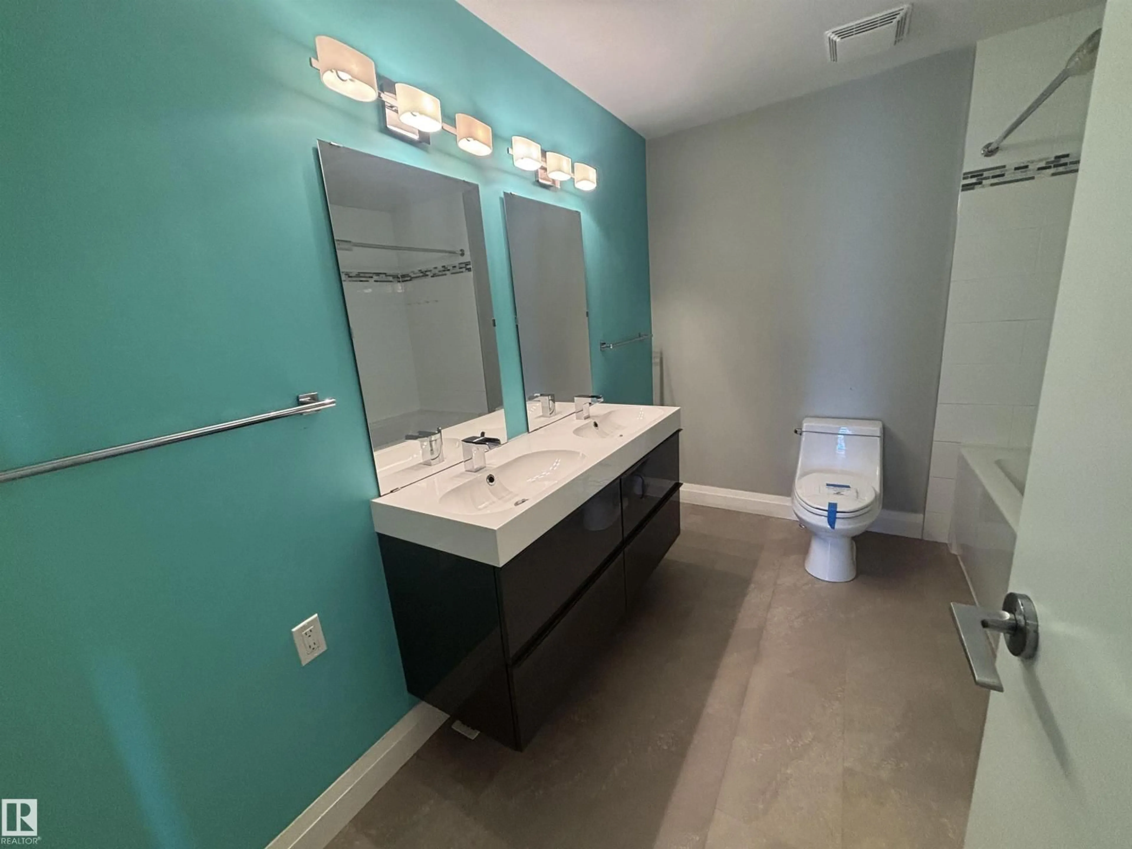 Standard bathroom, ceramic/tile floor for 5979 40 AV, Edmonton Alberta T6L3P6