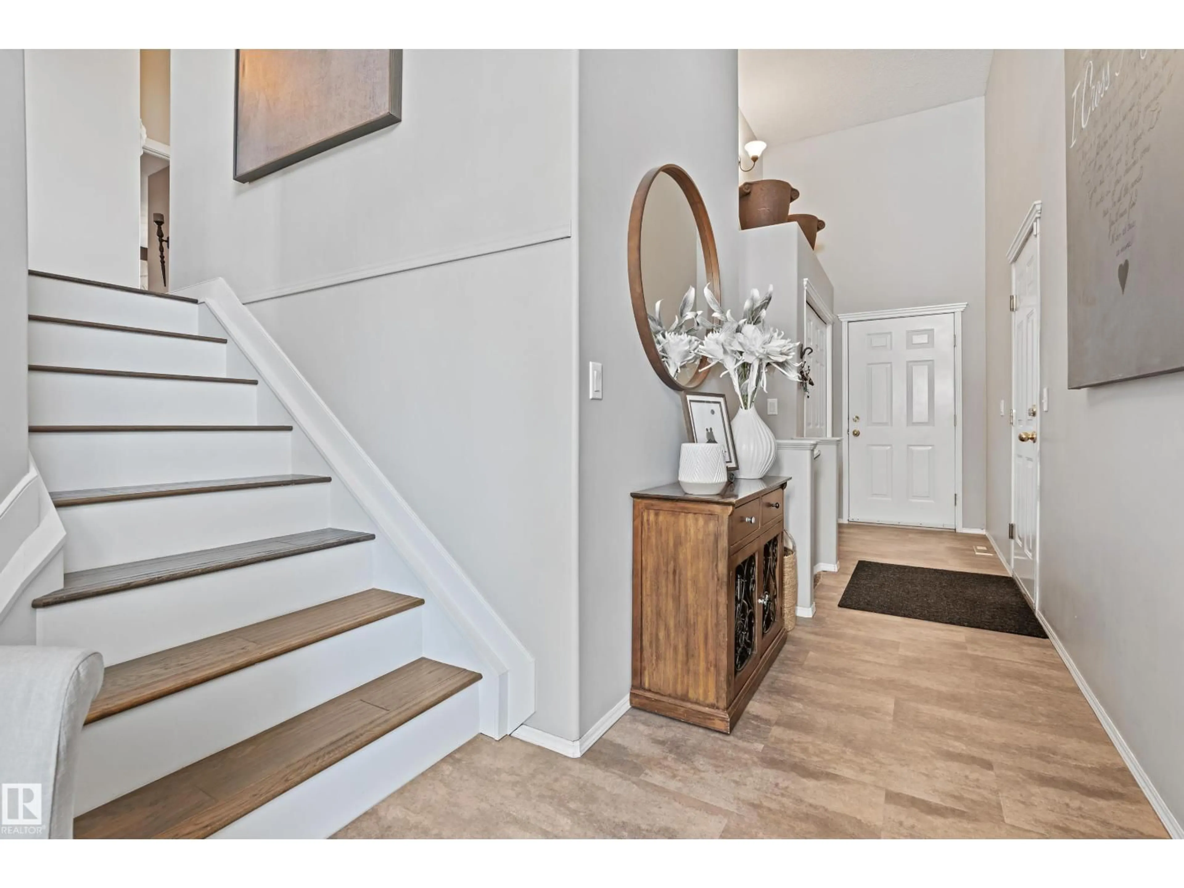 Indoor entryway for 16507 81 ST, Edmonton Alberta T5Z3J4