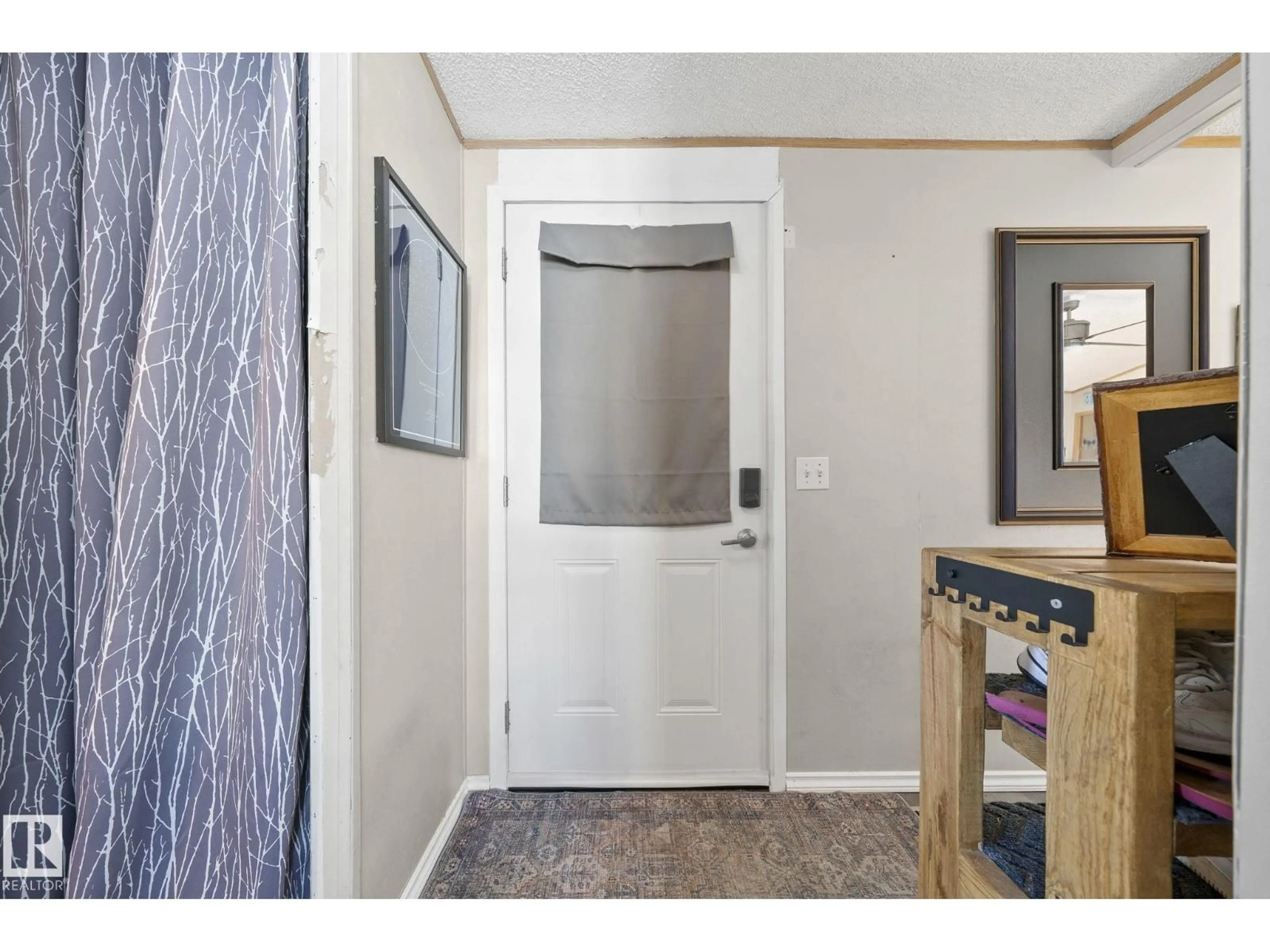 Indoor entryway for 66 EVERGREEN PARK NE, Edmonton Alberta T5Y4M2