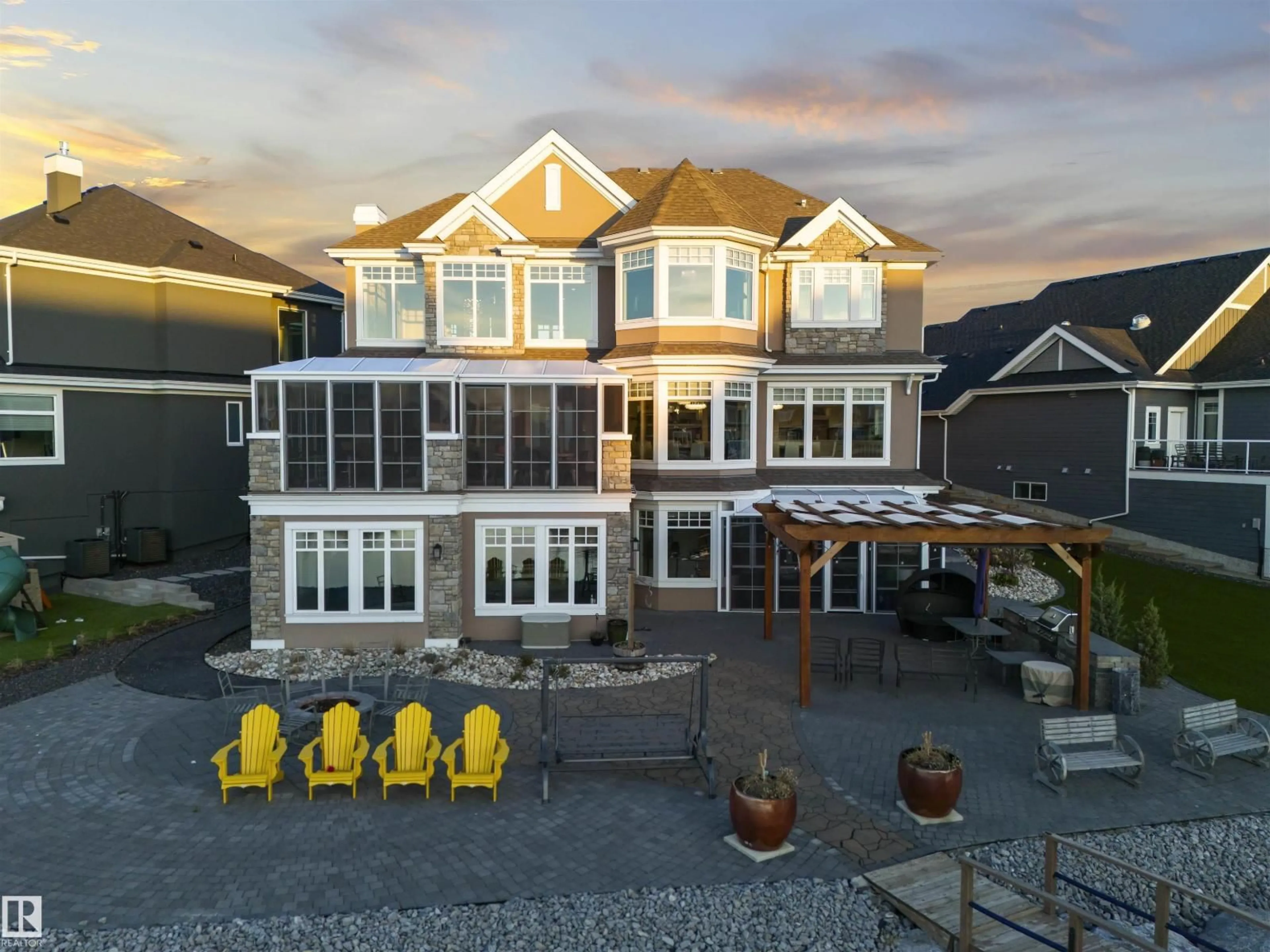 A pic from outside/outdoor area/front of a property/back of a property/a pic from drone, unknown for 8948 20 AV, Edmonton Alberta T6X2C5