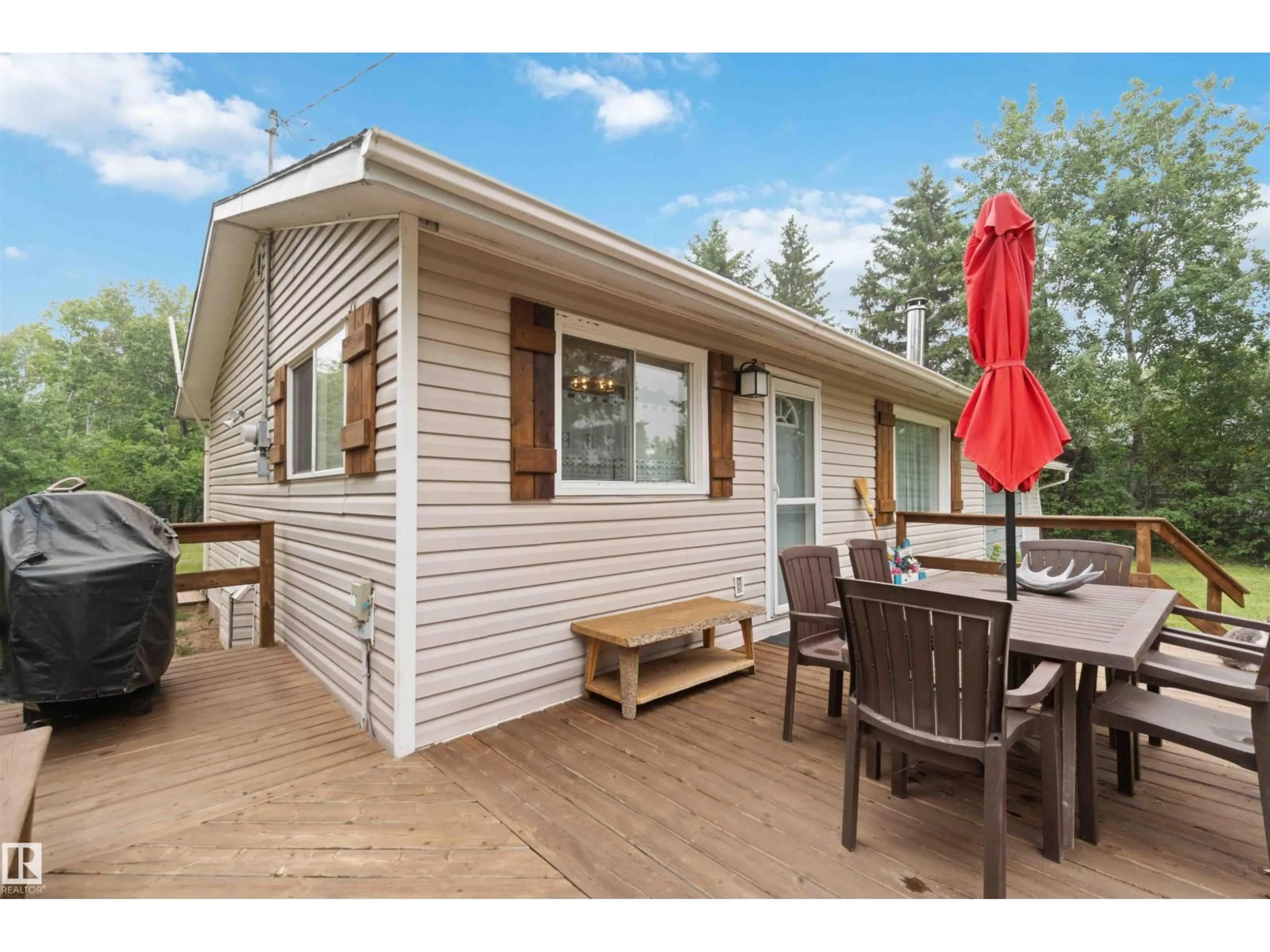 Home with vinyl exterior material, street for 667 RANGE ROAD 124, Rural Smoky Lake County Alberta T0A3E0