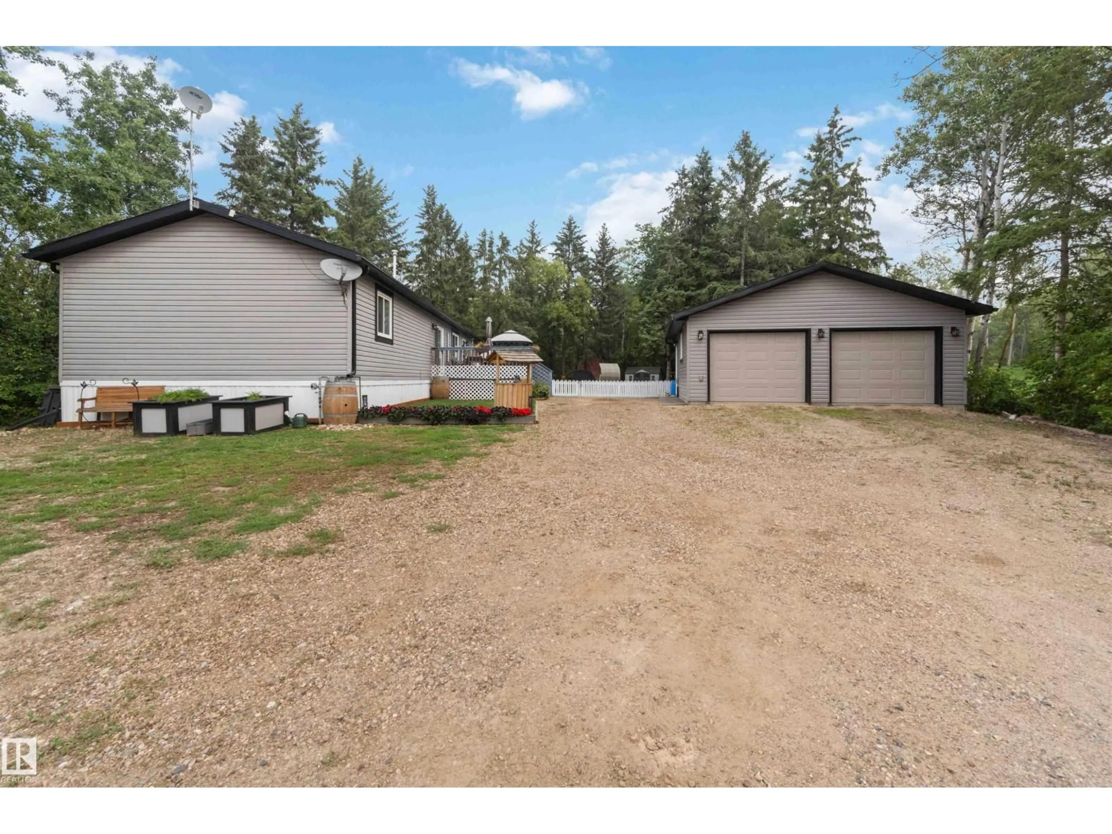 A pic from outside/outdoor area/front of a property/back of a property/a pic from drone, unknown for 665 RANGE ROAD 124, Rural Smoky Lake County Alberta T0A3E0