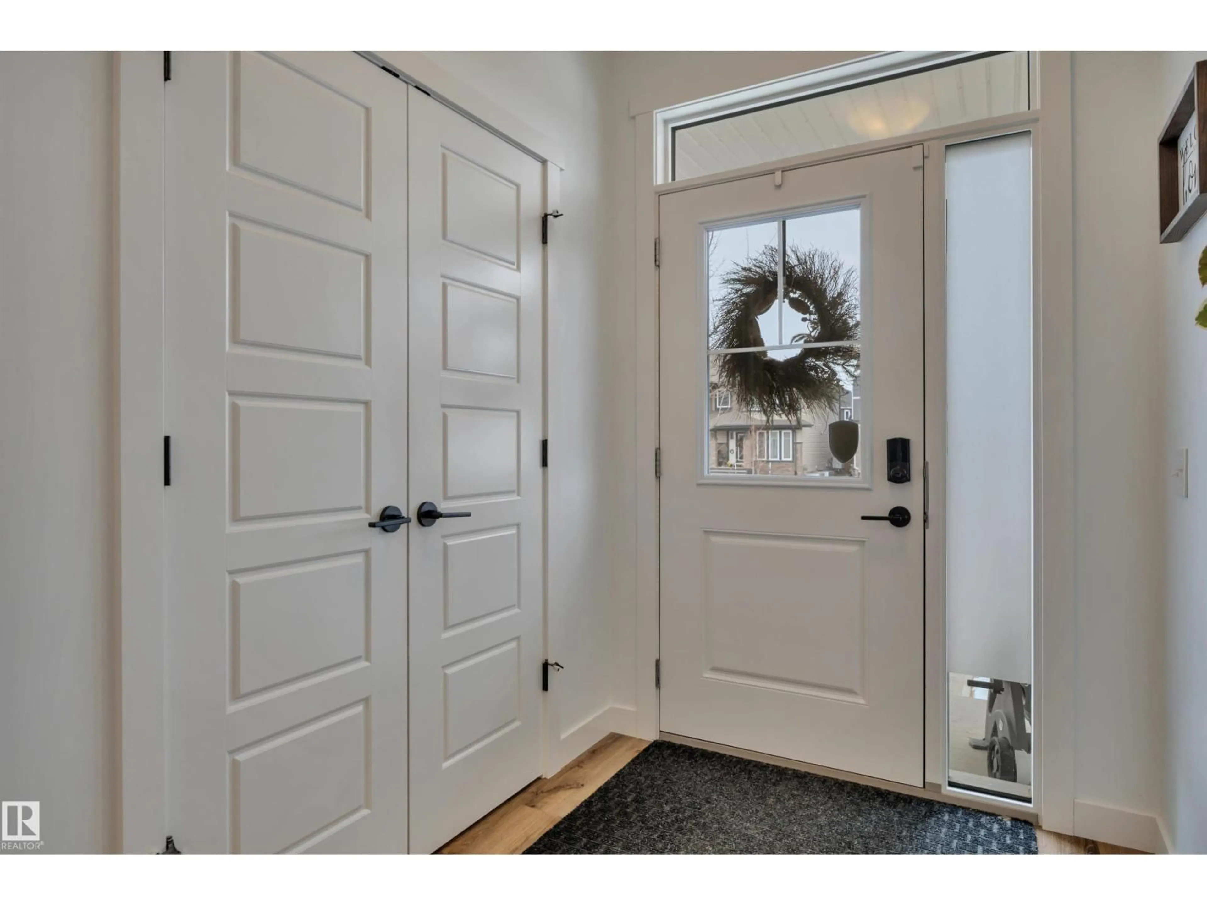 Indoor entryway for 820 SECORD BV, Edmonton Alberta T5T7K2