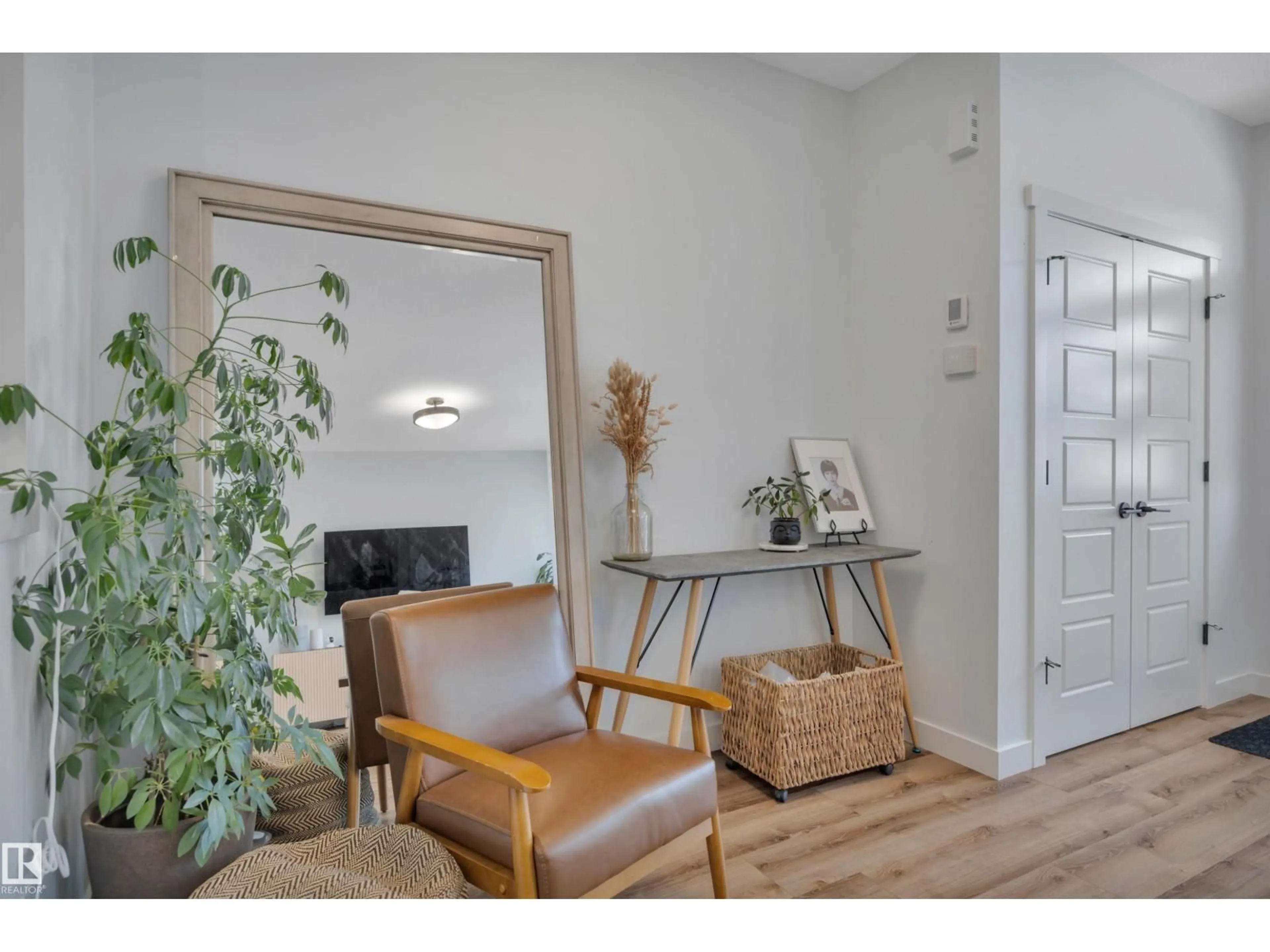 Indoor entryway for 820 SECORD BV, Edmonton Alberta T5T7K2