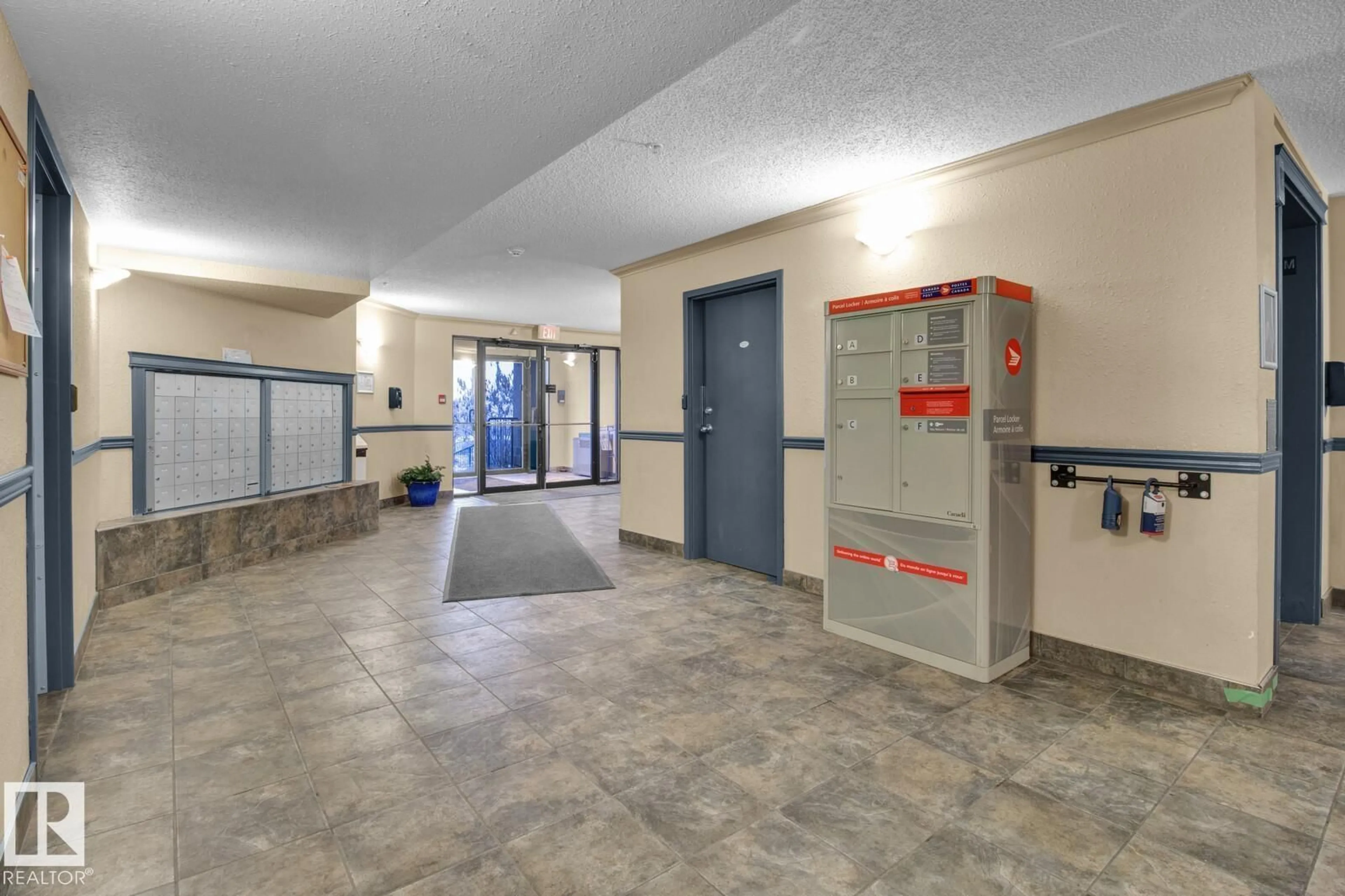 Indoor foyer for #114 - 14708 50 ST, Edmonton Alberta T5A5G9