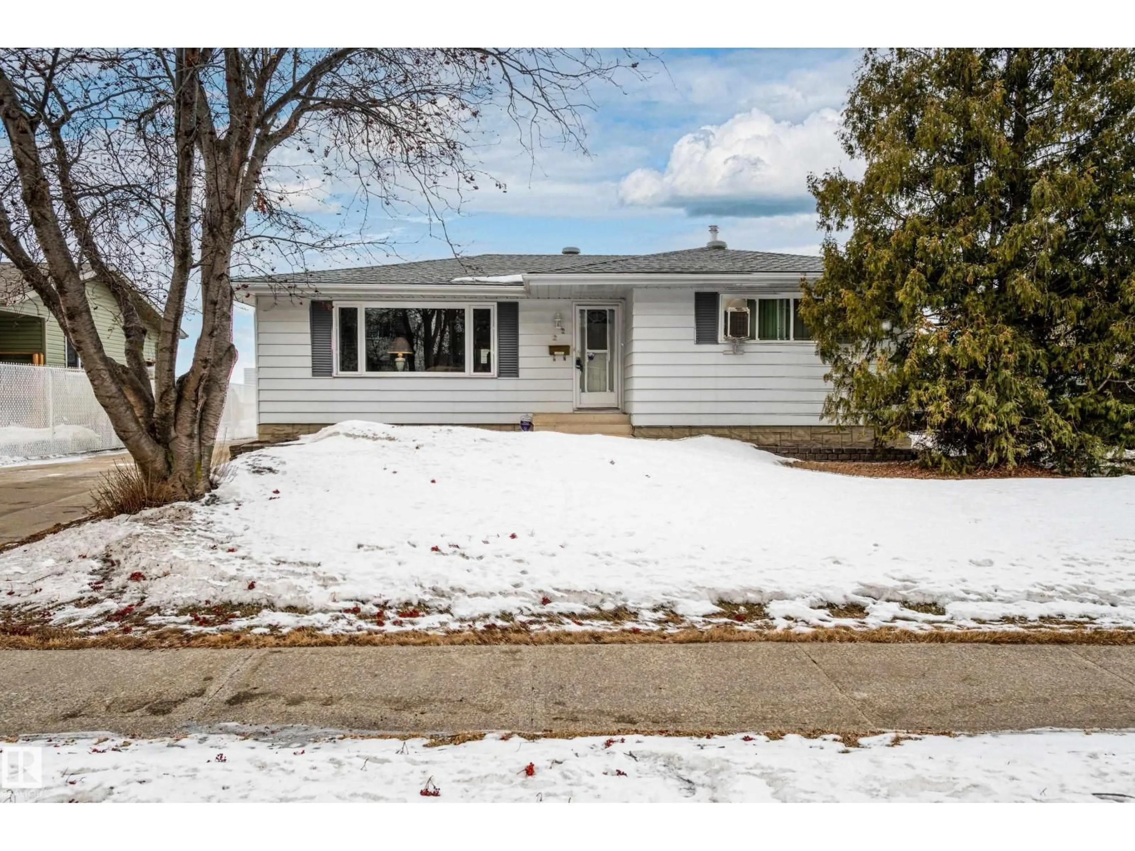 Home with vinyl exterior material, street for 22 FOREST DR, St. Albert Alberta T8N1Y2