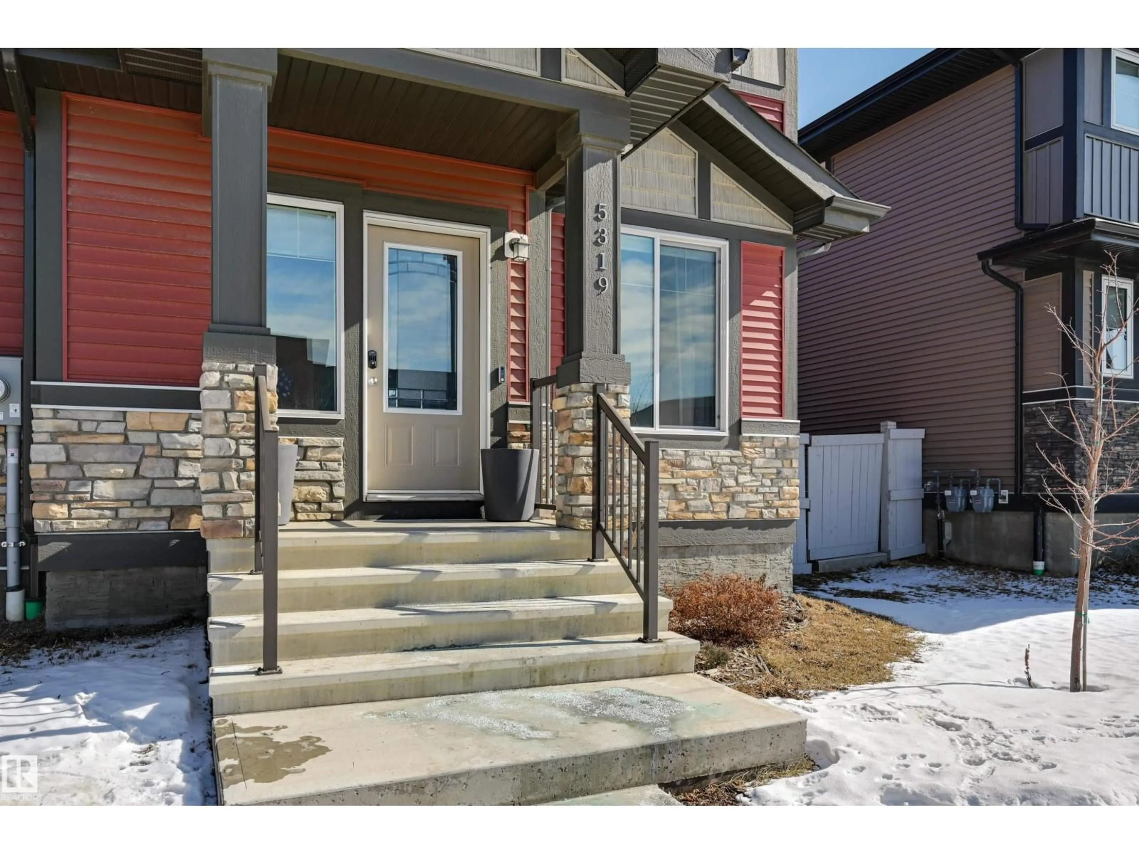 Indoor entryway for 5319 ADMIRAL GIROUARD ST, Edmonton Alberta T5E6X5