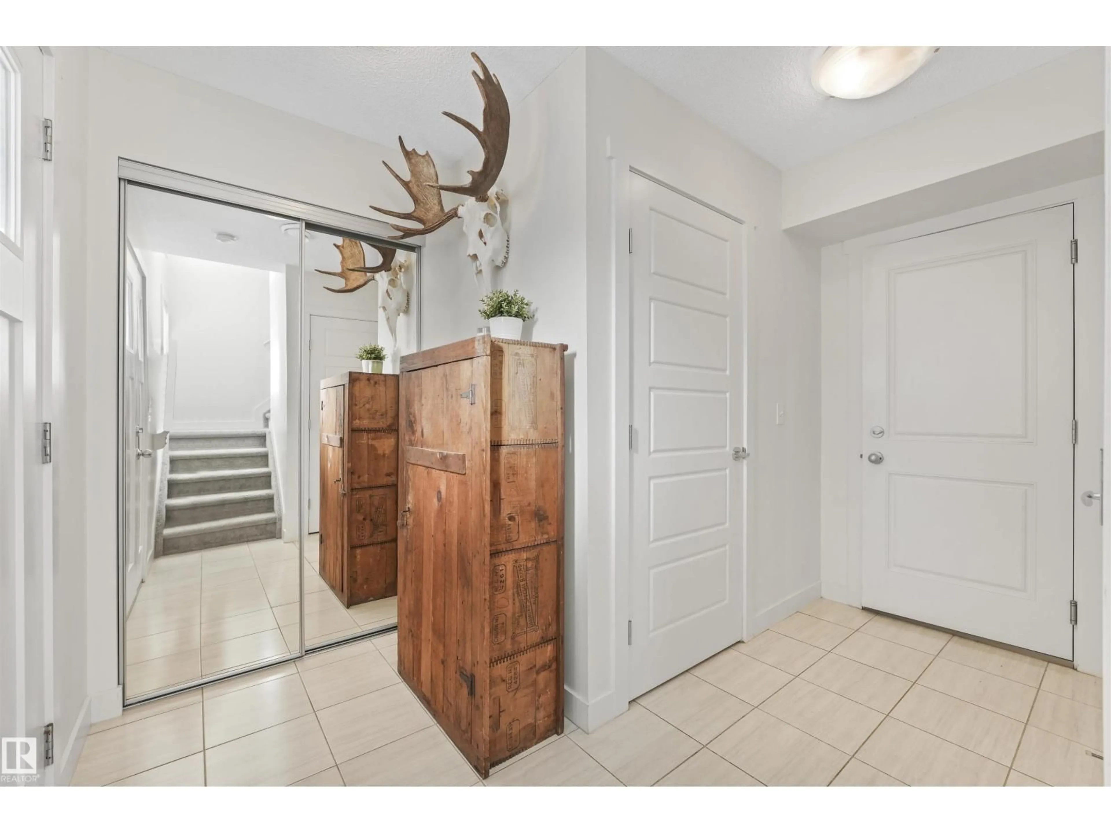 Indoor entryway for 12815 NW - 44 CUMBERLAND RD, Edmonton Alberta T6V0M2